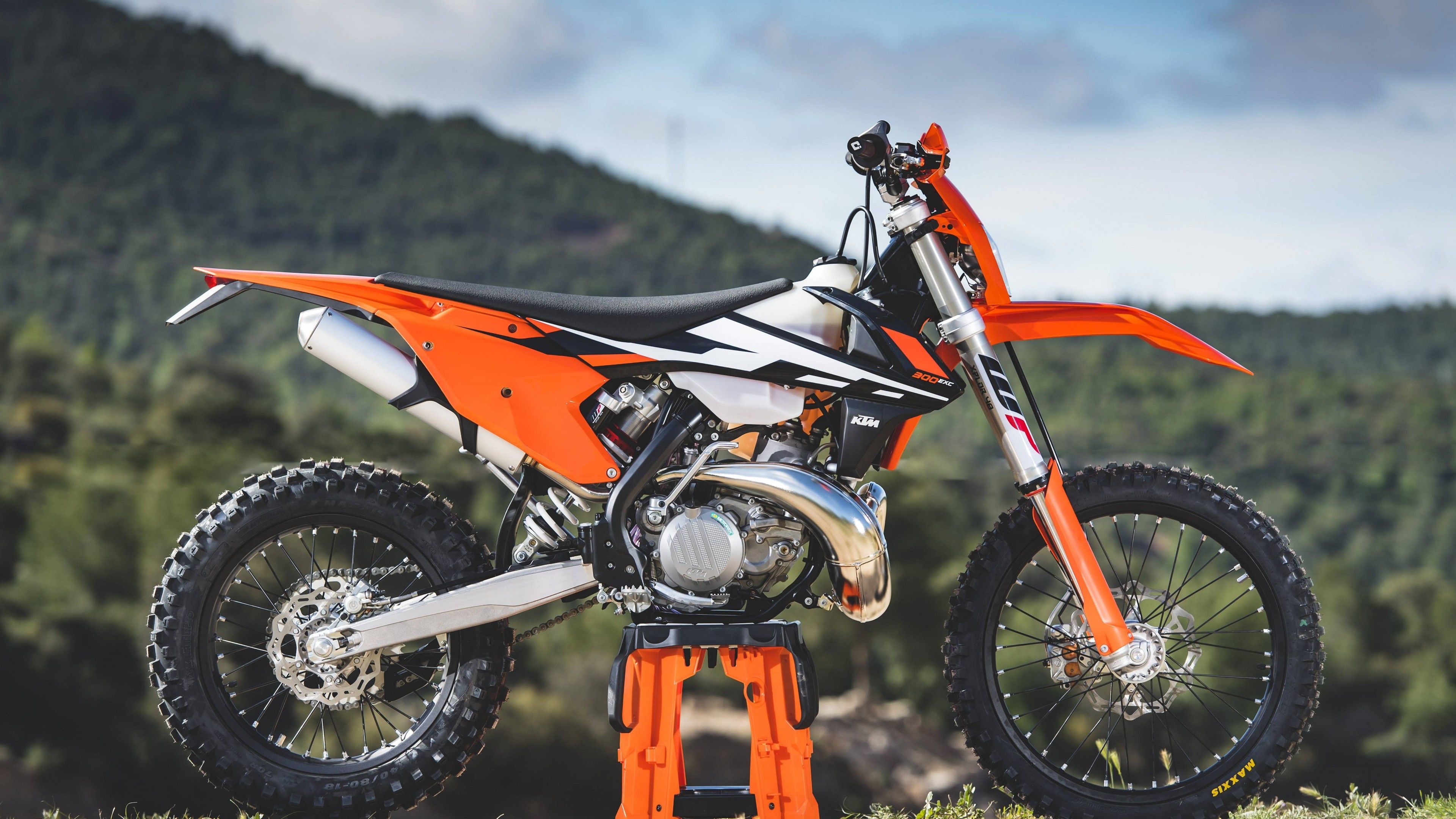 3840x2160 KTM Dirt Bike Wallpaper