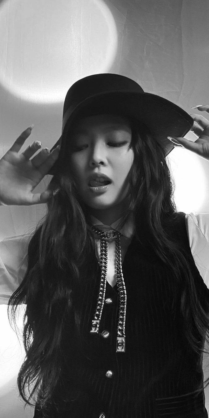 675x1349 Download Jennie Kim Swag Look Wallpaper