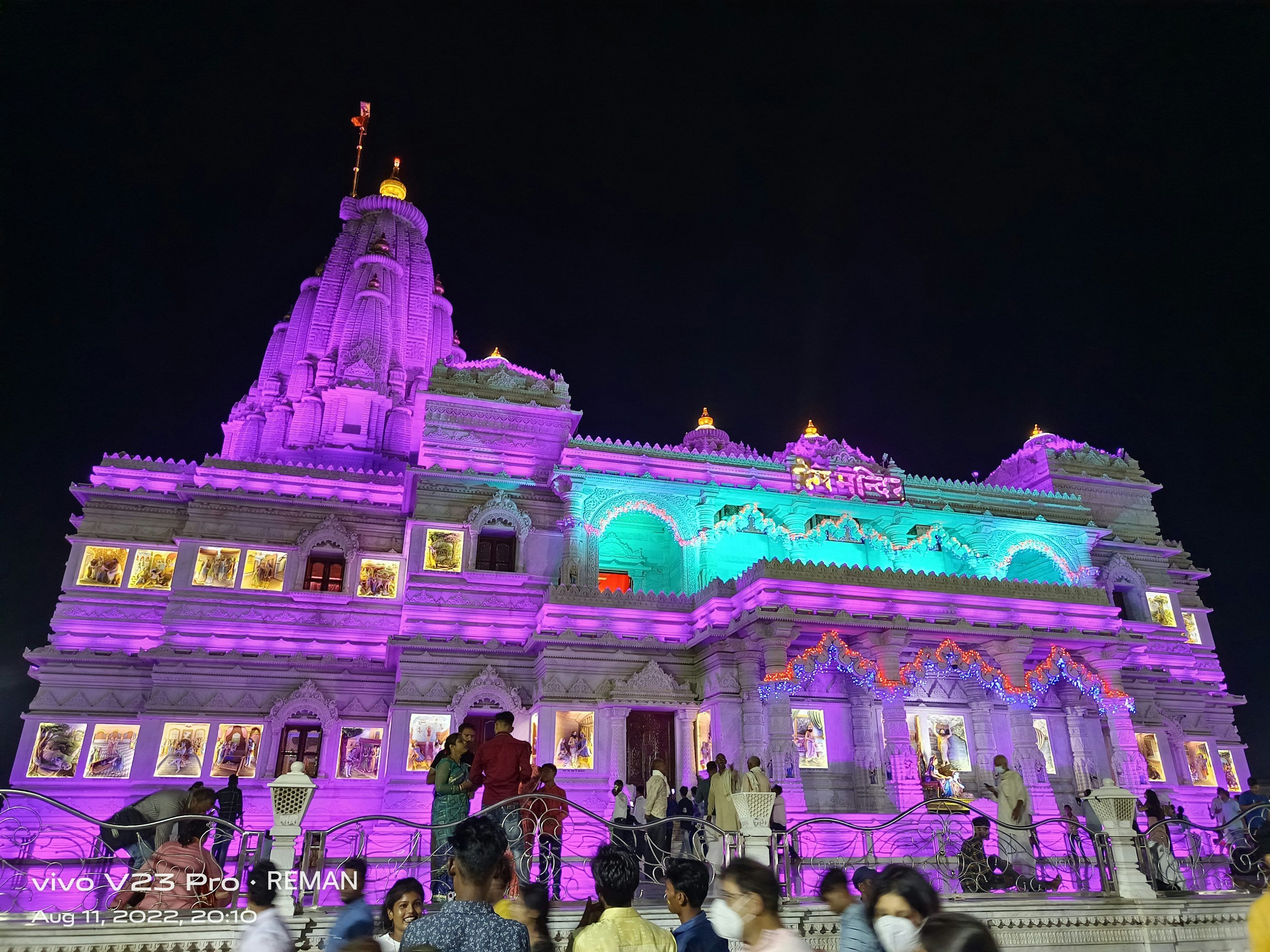 3000x2250 A large building that has a lot of lights on it photo