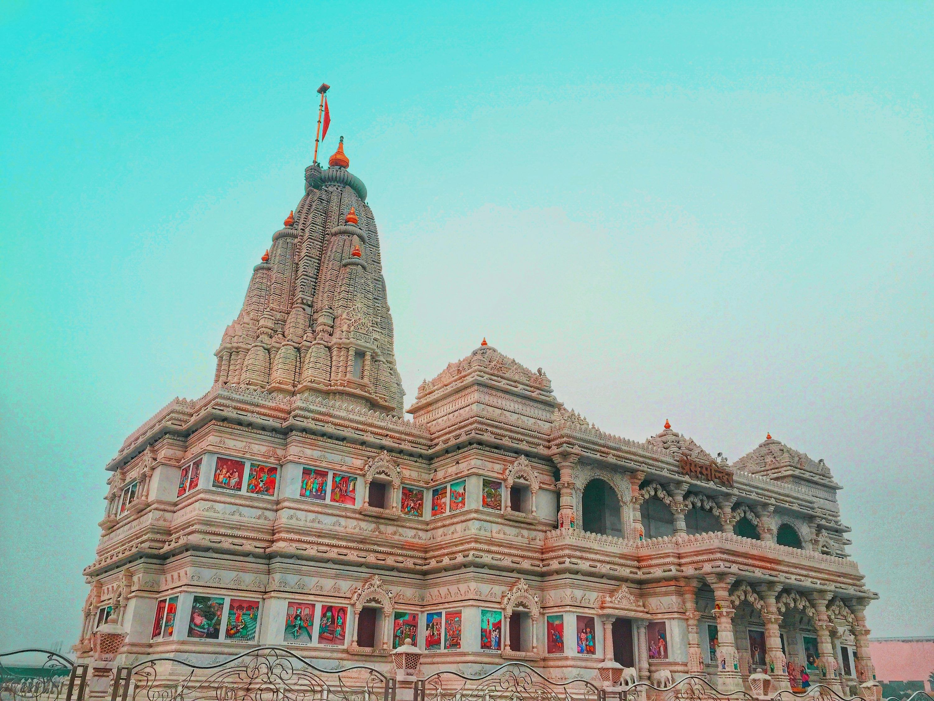 3000x2250 A large building with a tower photo
