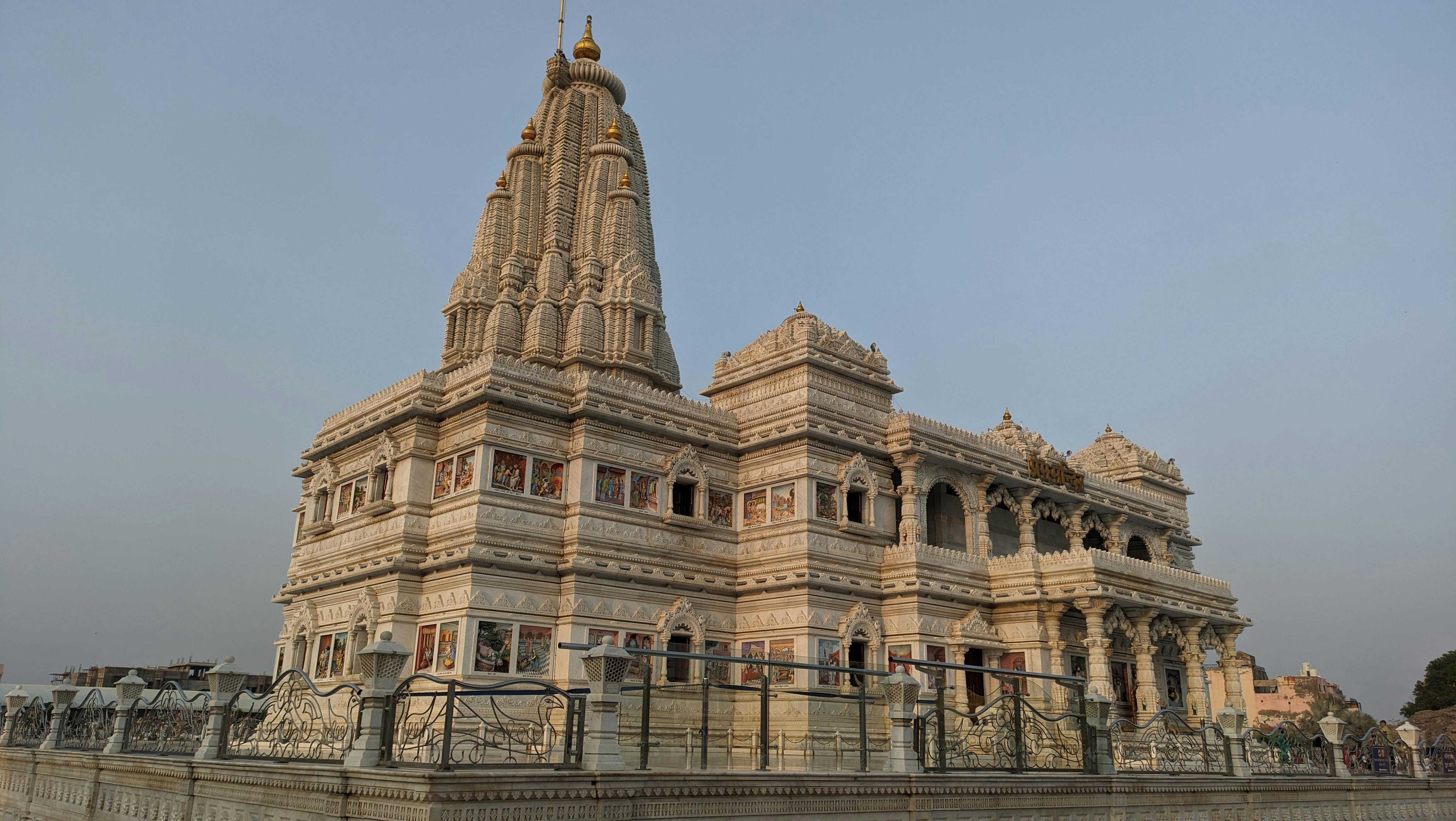 4624x2608 Stunning Hindu Temple in Vrindavan, India · Free