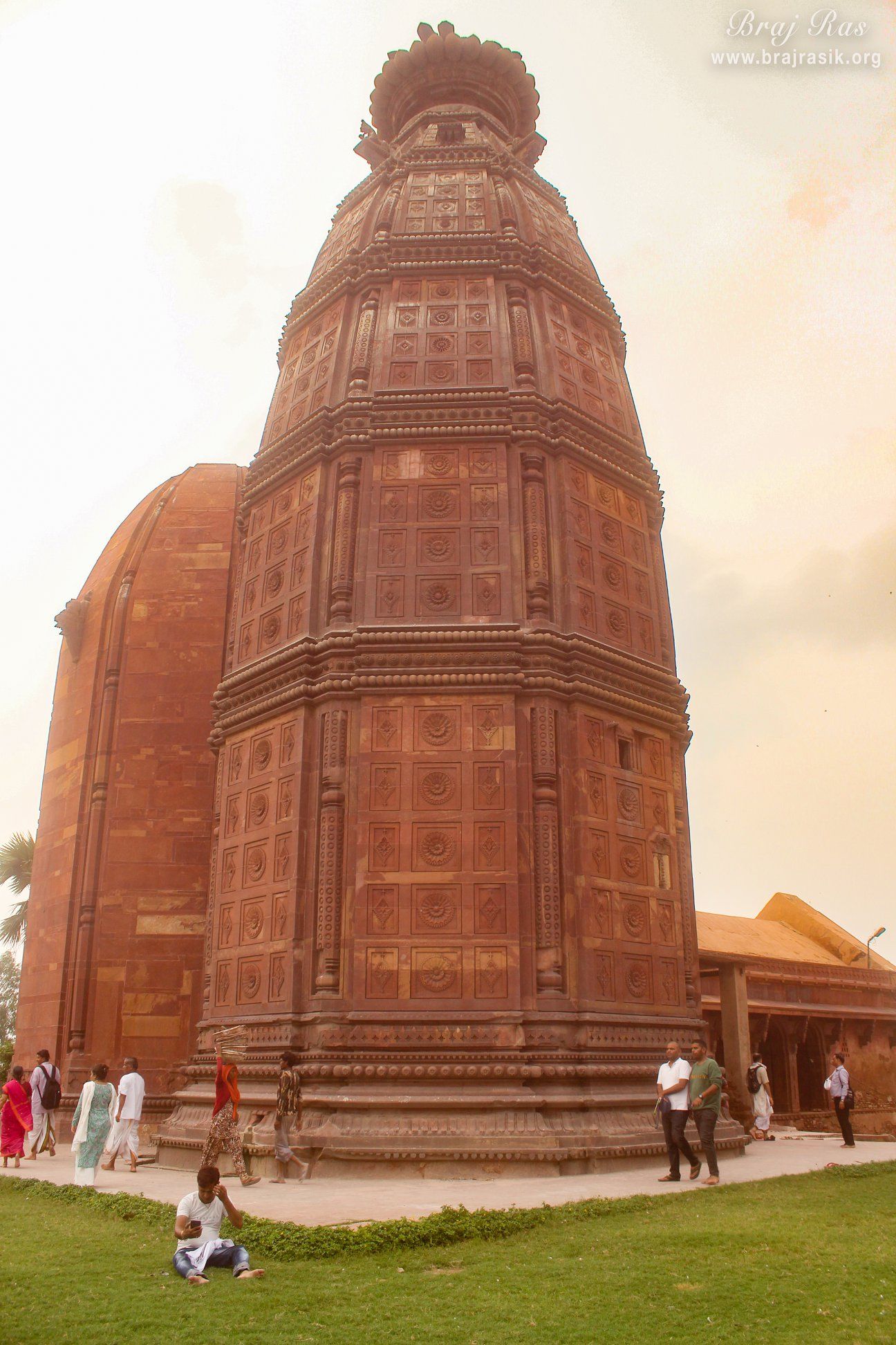 1296x1944 Full view of the dome of Shri Radha Madan Mohan Temple, Vrindavan