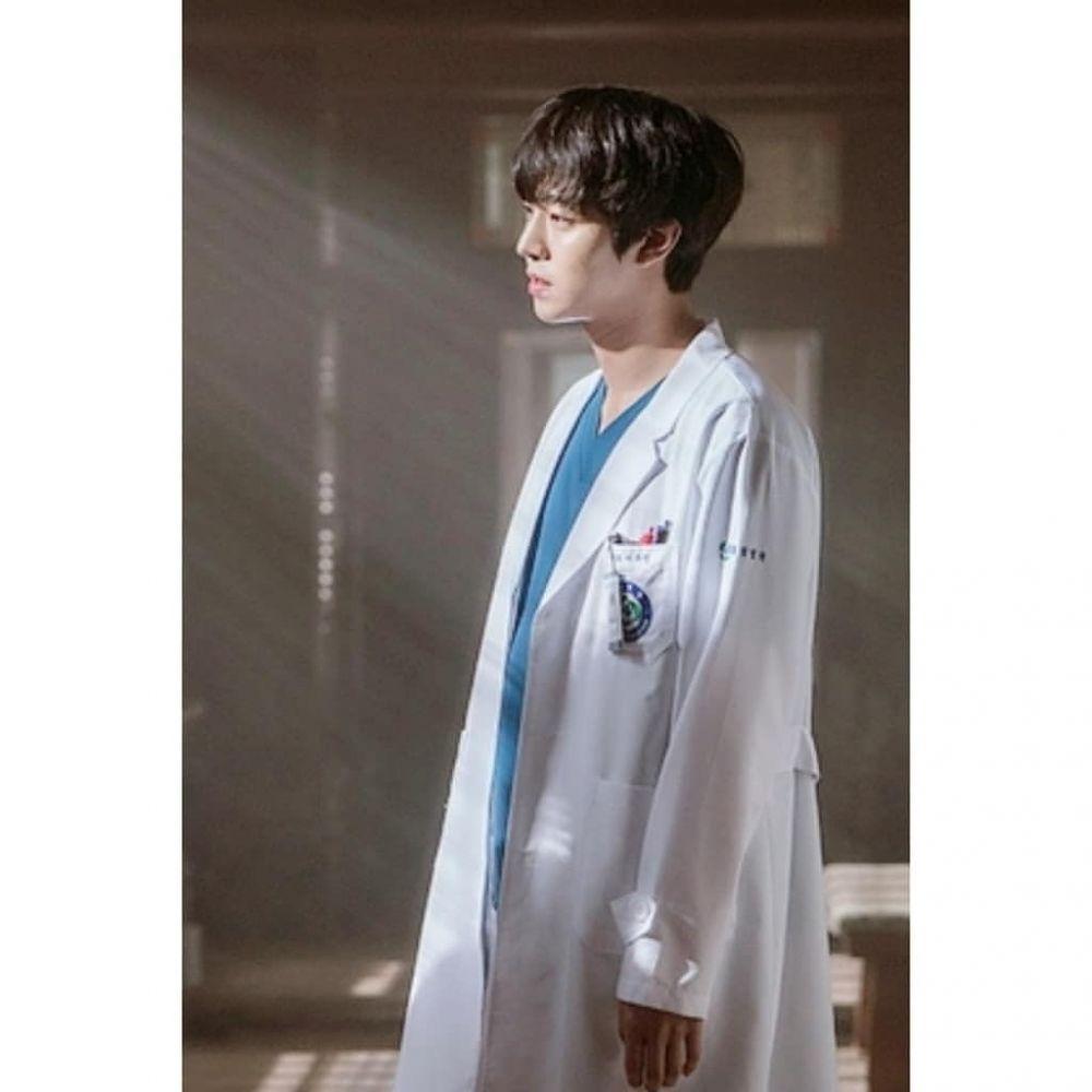1000x1000 Potret Memesona Ahn Hyo Seop dengan Balutan Jas Dokter