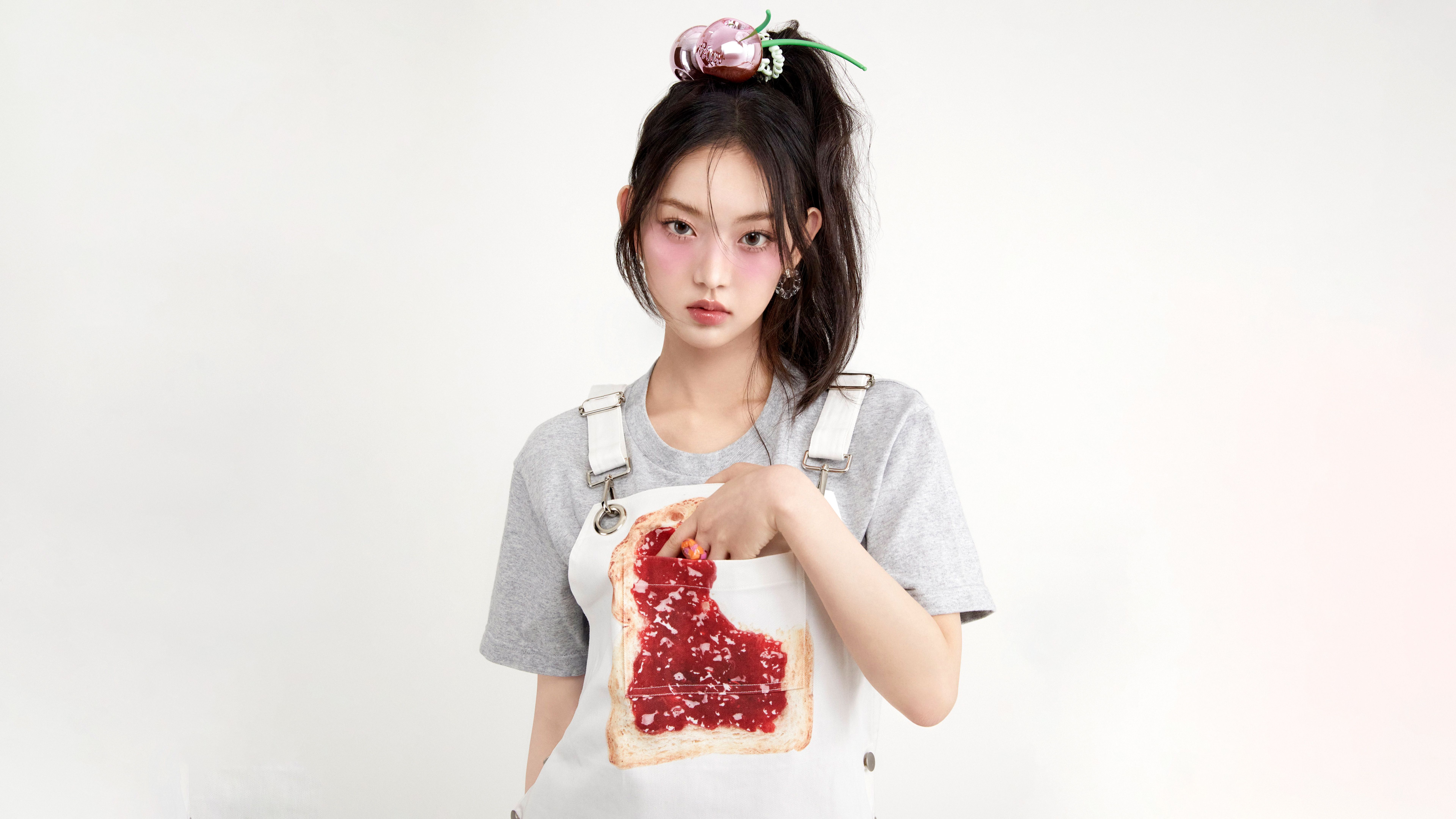 7680x4320 KiiiKiii (K Pop) 4K Wallpaper