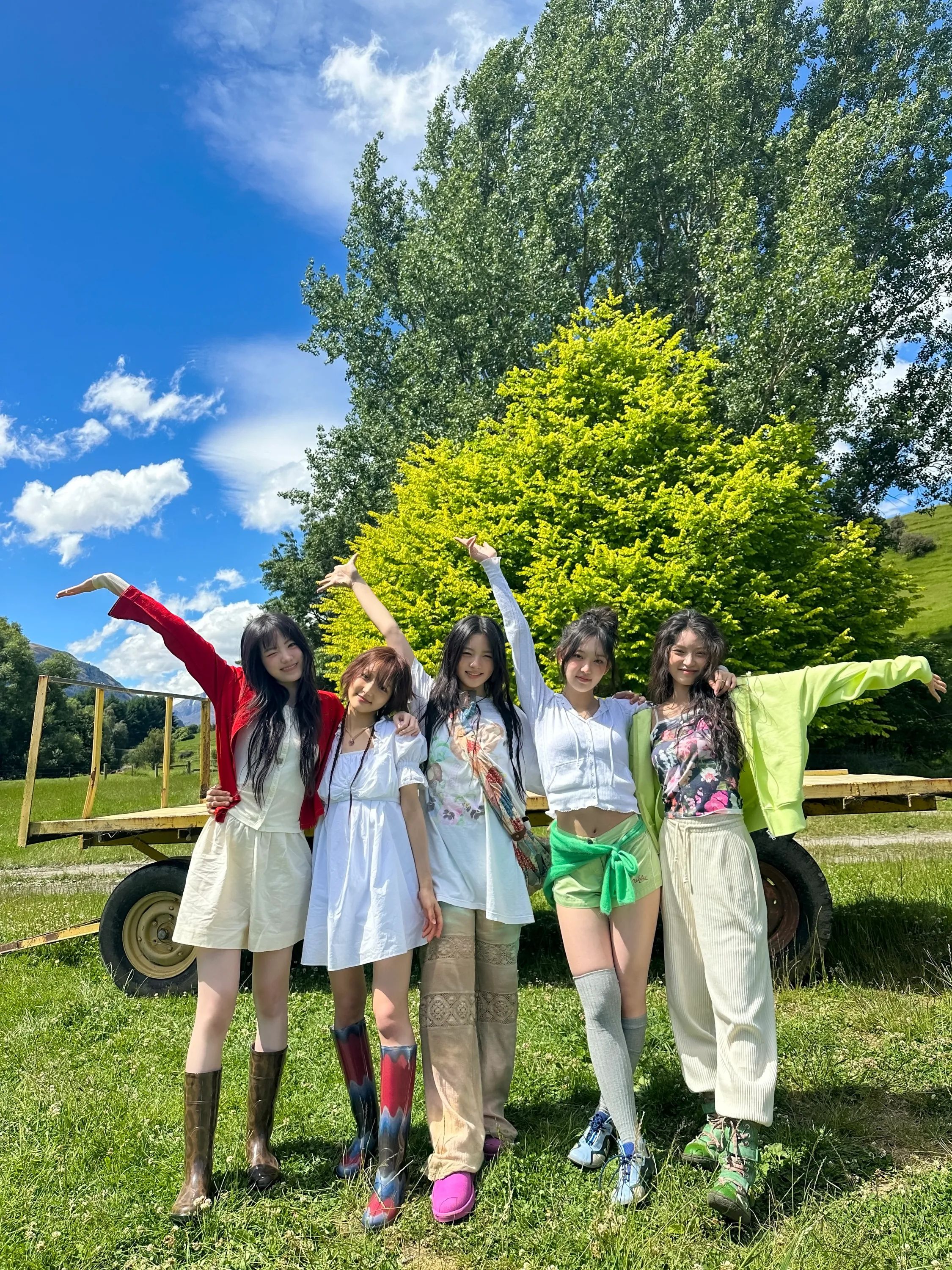 2250x3000 KiiiKiii 'I DO ME' MV Behind Photo