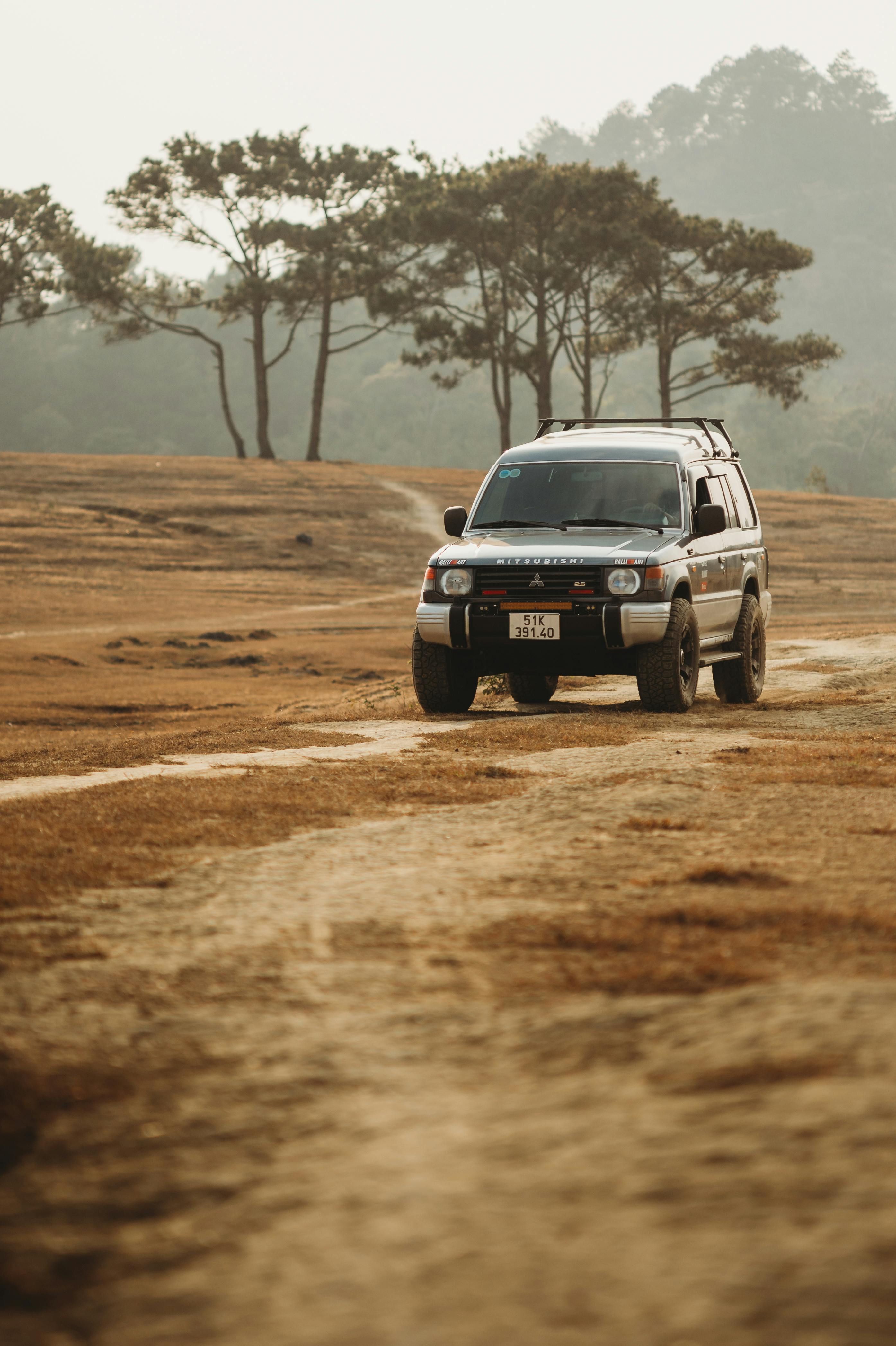 2789x4190 Mitsubishi Pajero Car on Dirt Road · Free
