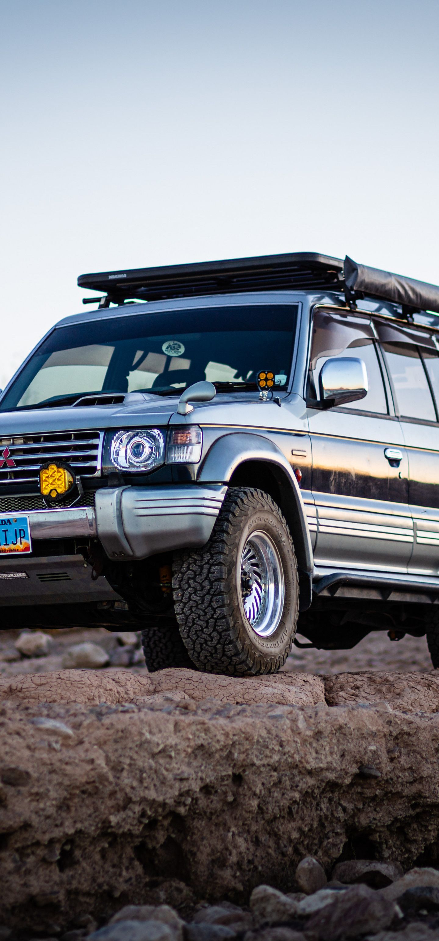 1440x3088 Mitsubishi Pajero Wallpaper