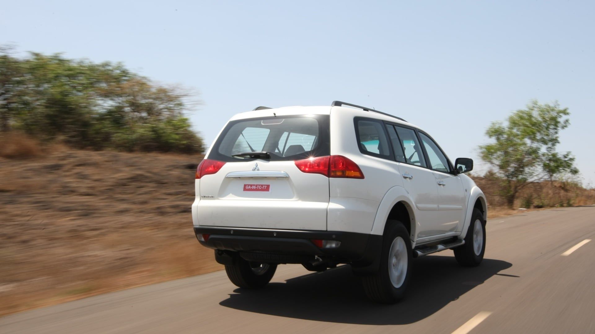 1920x1080 Mitsubishi Pajero SFX 2013 STD Exterior Car Photo