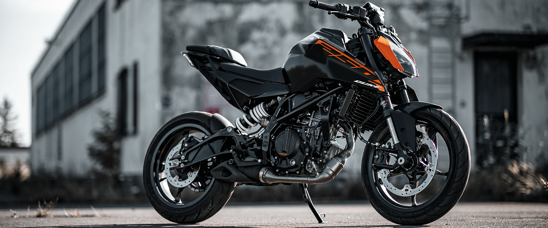 1920x800 KTM 250 DUKE THRILL CHASER