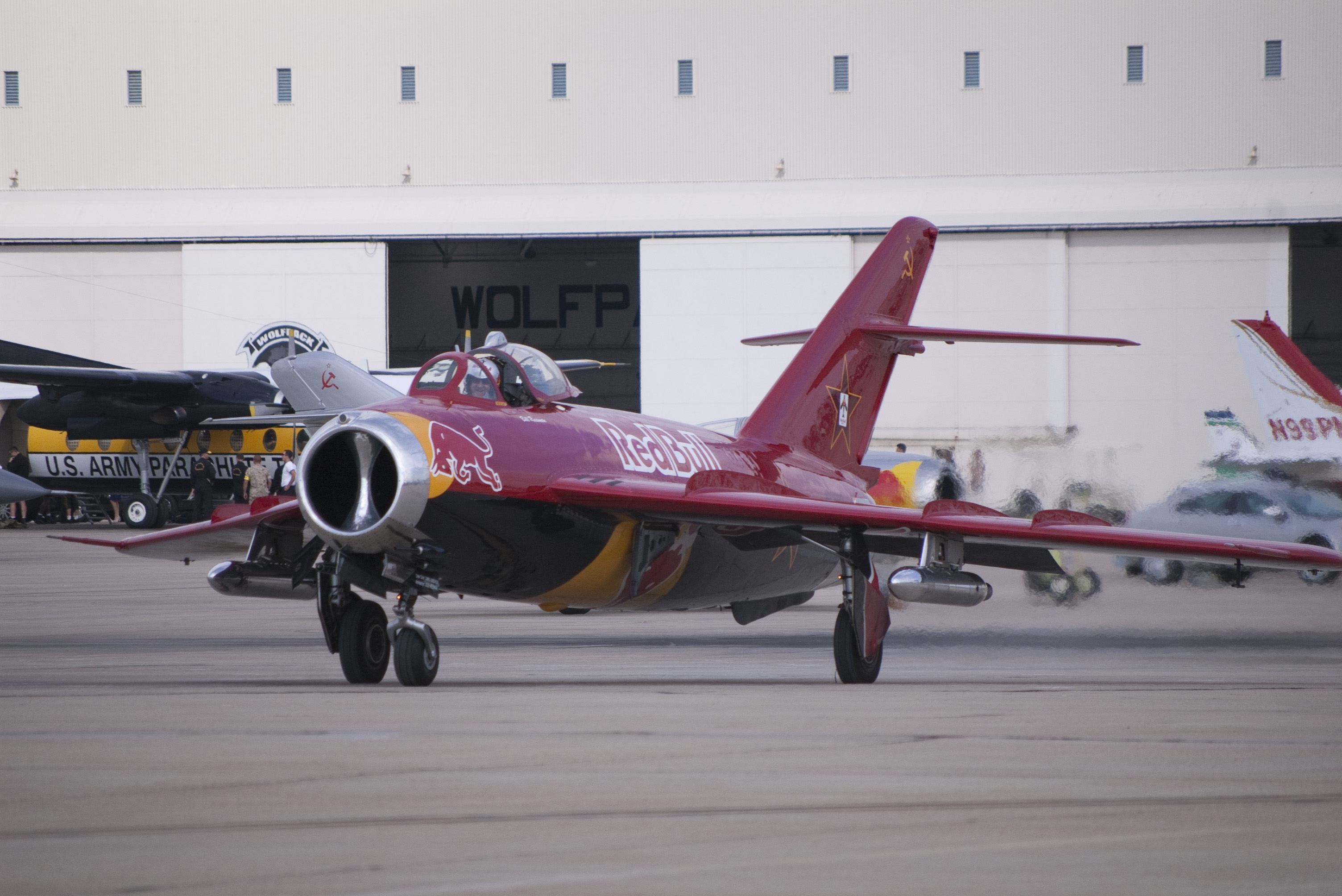 3008x2008 Free 2464 MiG 17 Red Bull