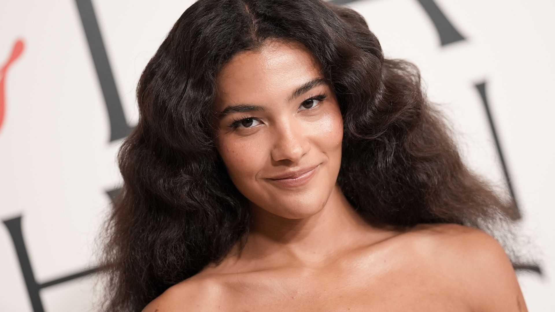 1920x1080 Olivia Dean's strapless beaded 2025 ARIA Awards gown is her best look yet. HELLO!