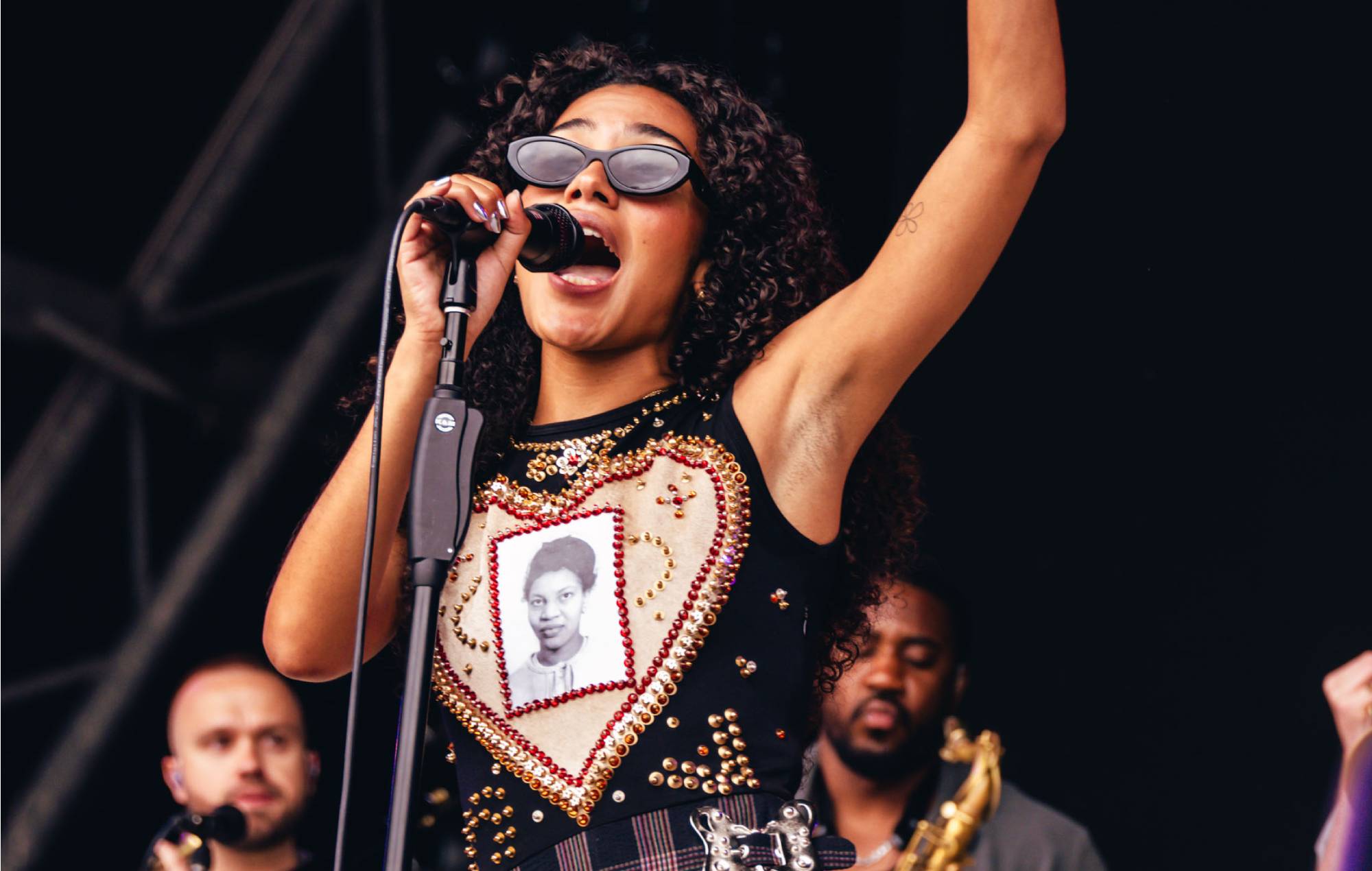 2000x1270 Check out our exclusive photo of Olivia Dean performing live