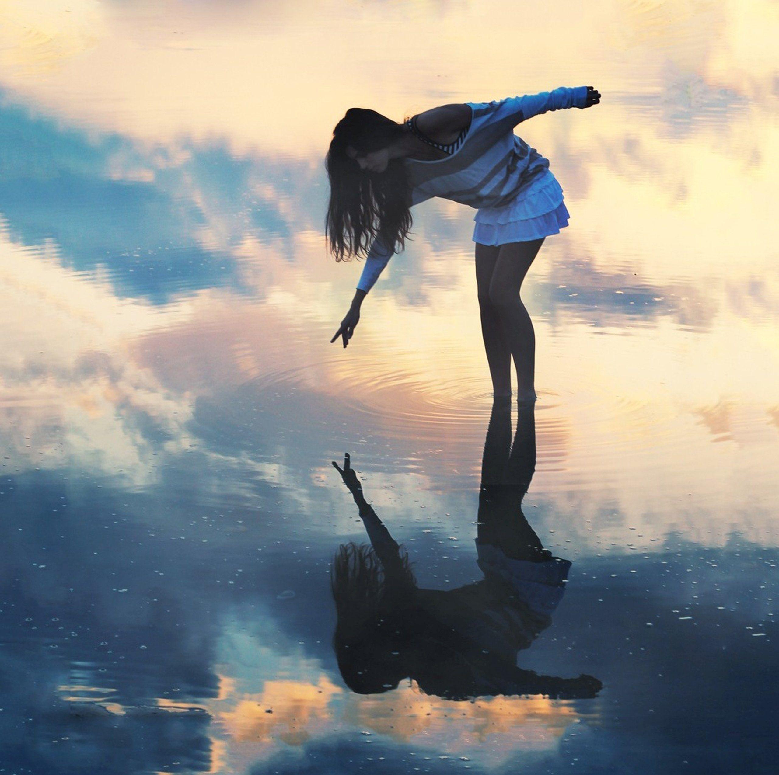 2560x2548 Pretty Girl Posing Water Reflections Wallpaper and Free