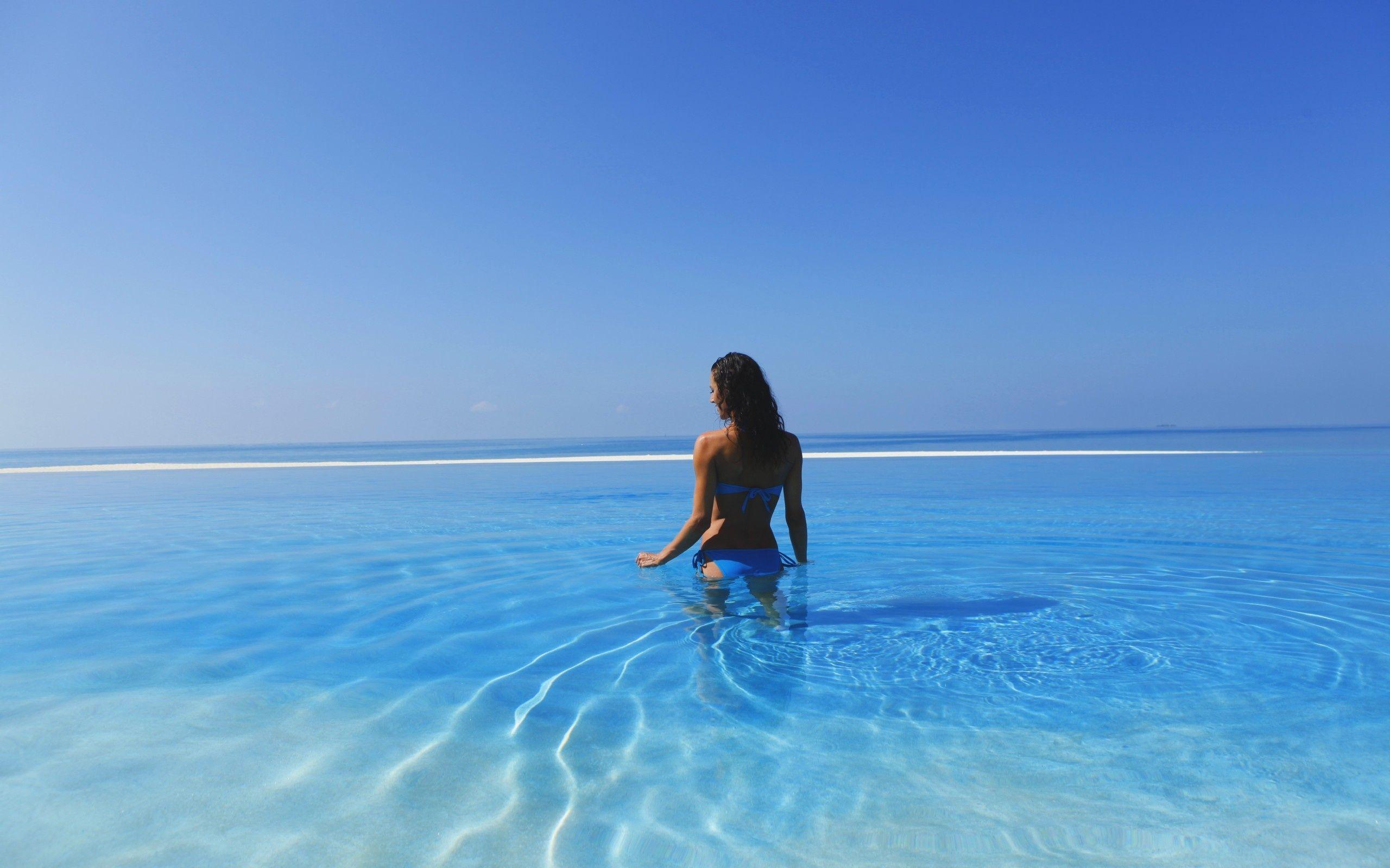 2560x1600 Wallpaper girl, ocean, maldives, beauty, shallow water, bikini