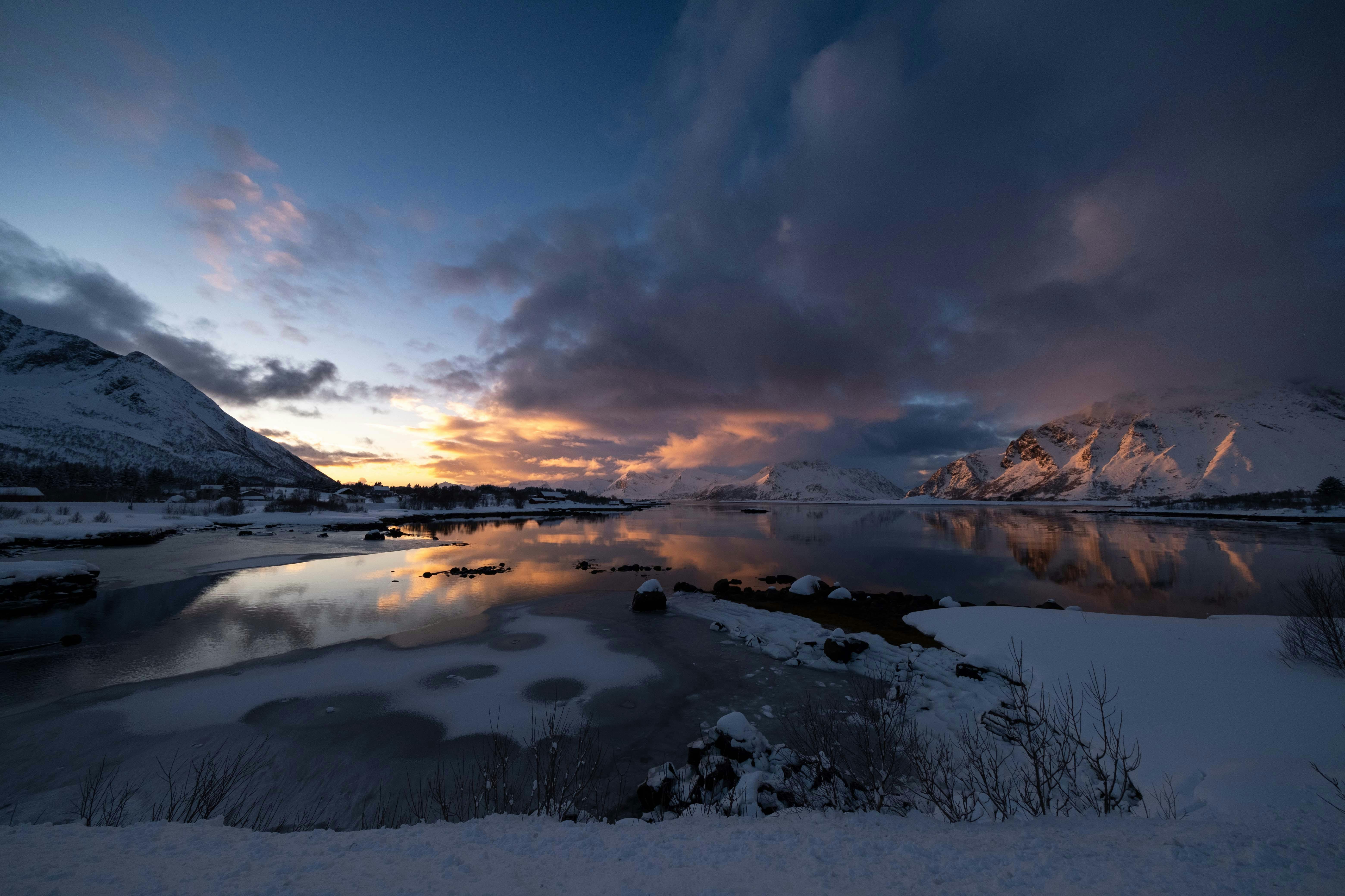 6240x4160 Serene Winter Twilight in Mountain Landscape · Free