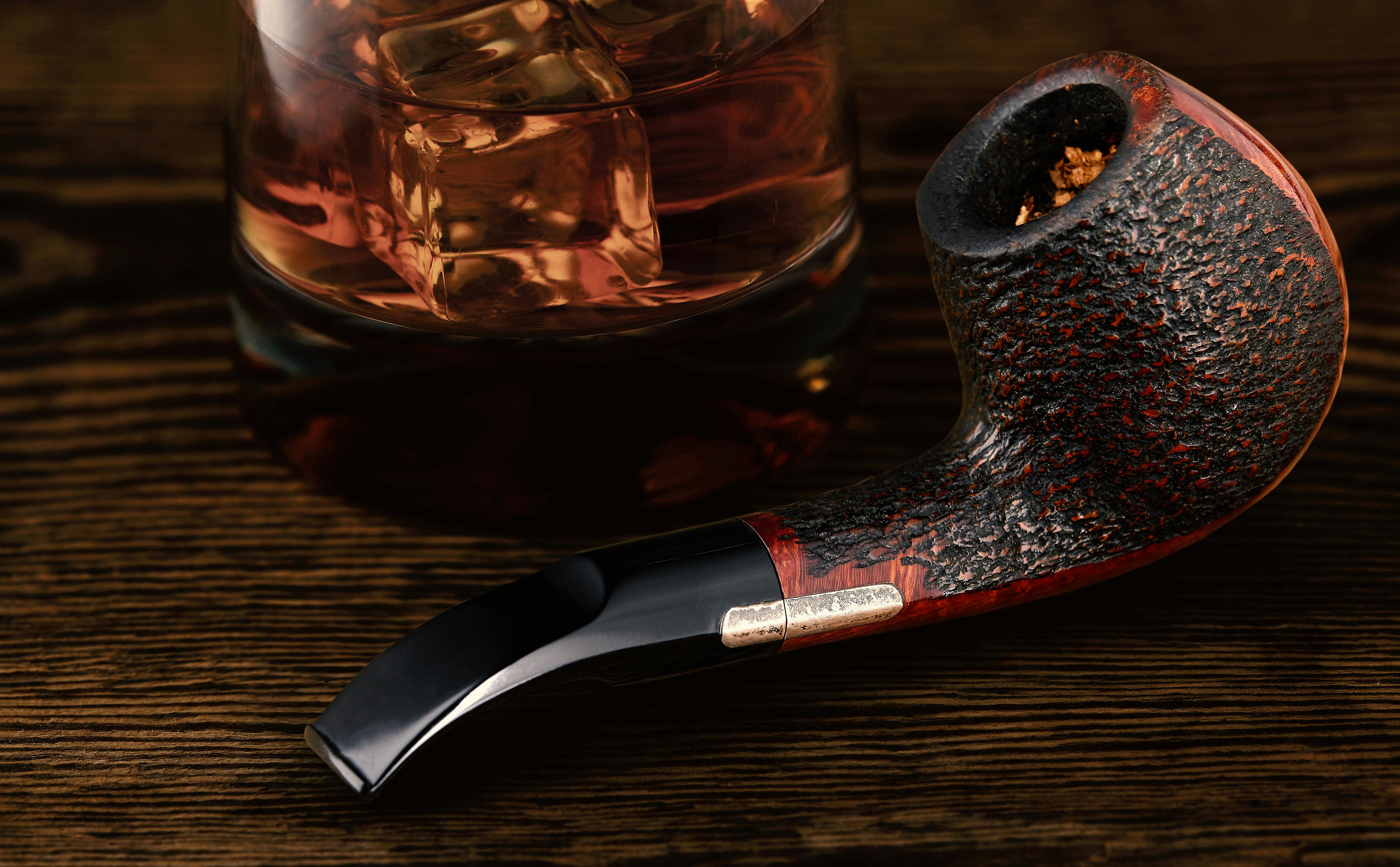 4000x2476 Close Up Shot Of A Smoking Pipe Beside A Glass Of Liquor · Free