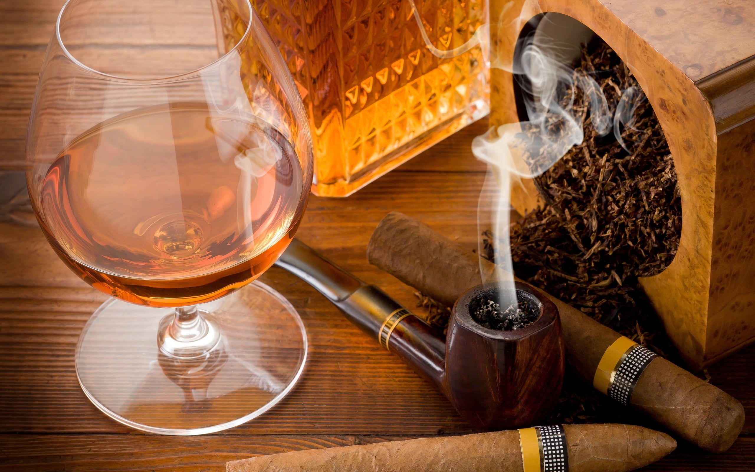 2560x1600 Smoking pipe and whiskey glass HD wallpaper