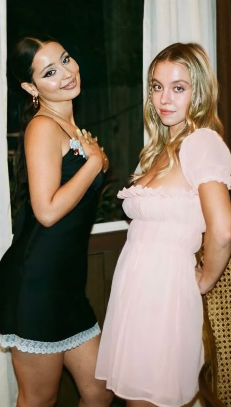 736x1297 Wallpaper (Maddy & Cassie)