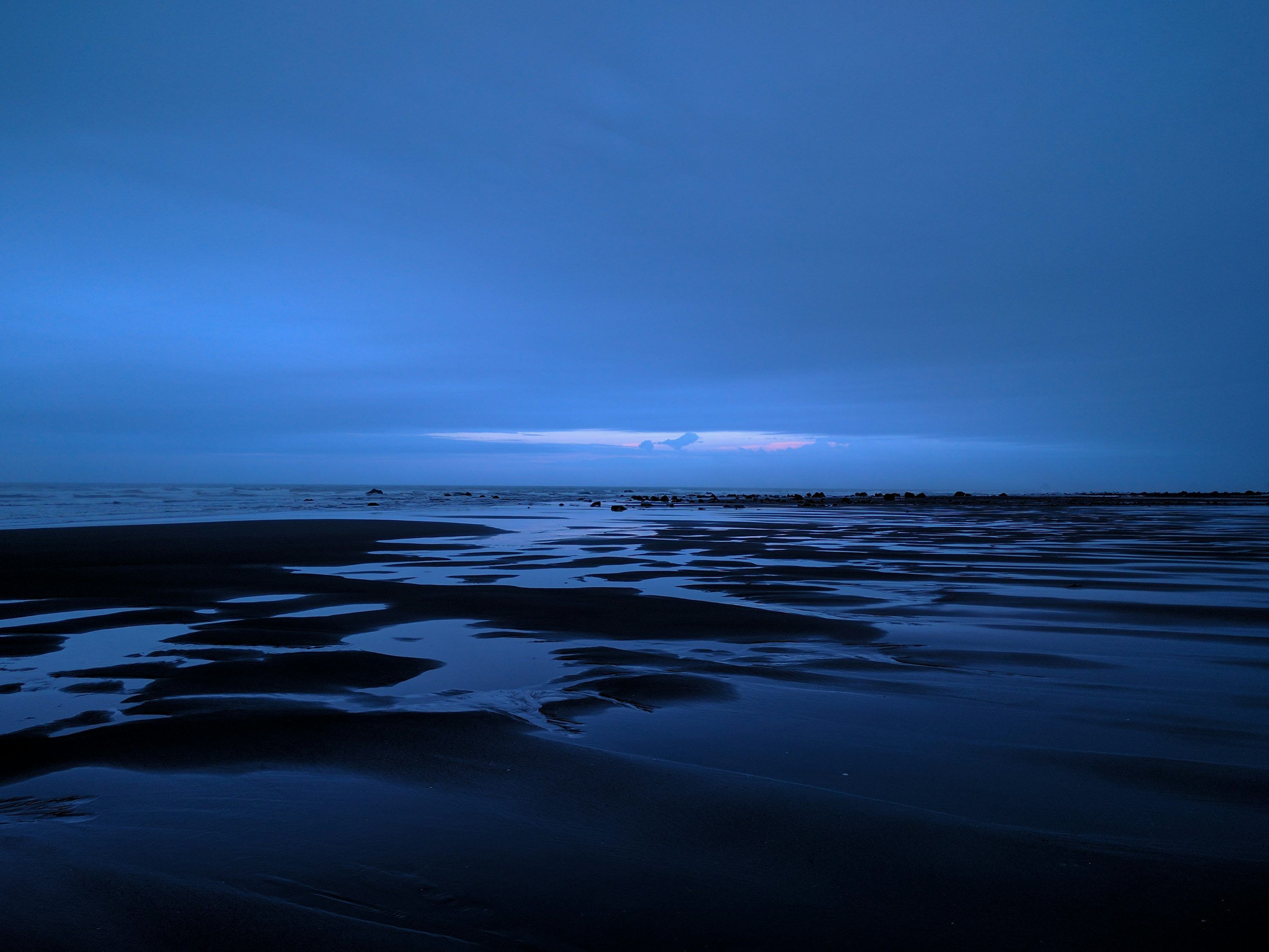 3000x2250 A dark blue sky over the ocean at night photo