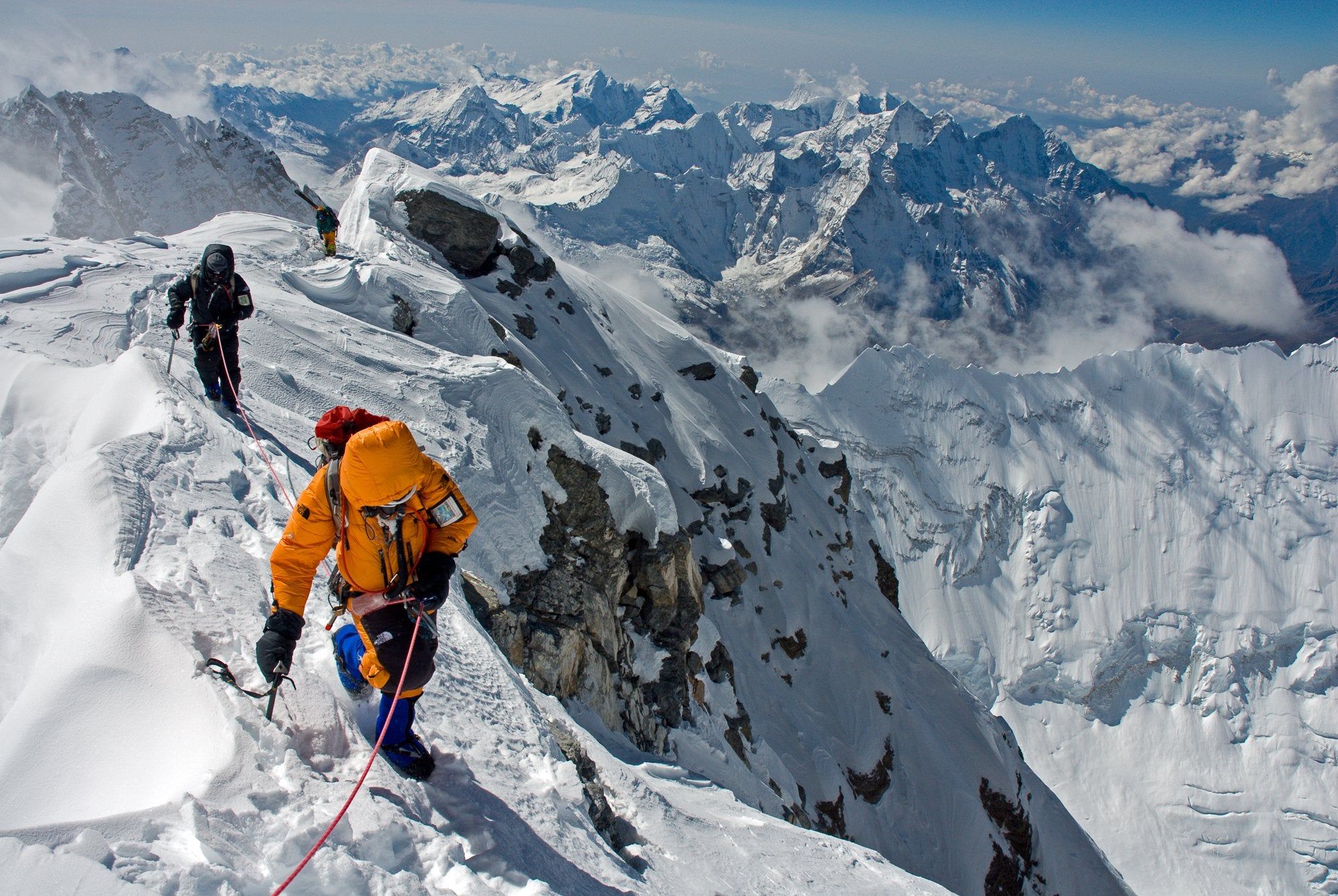 2000x1339 Kit DesLauries on the Summit Ridge of Mount Everest Chin Productions, Inc