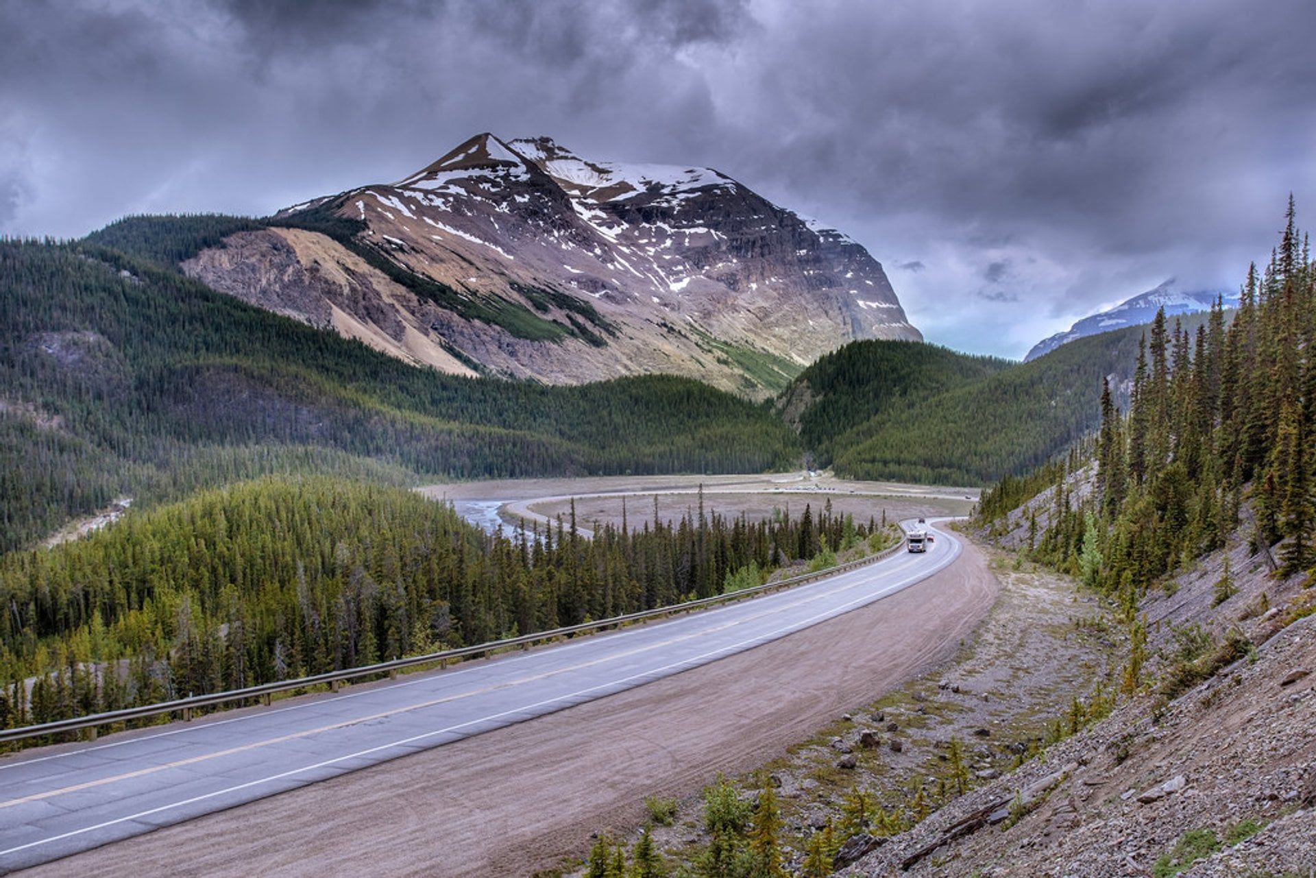 1920x1281 Icefields Parkway in Banff & Jasper National Parks 2026
