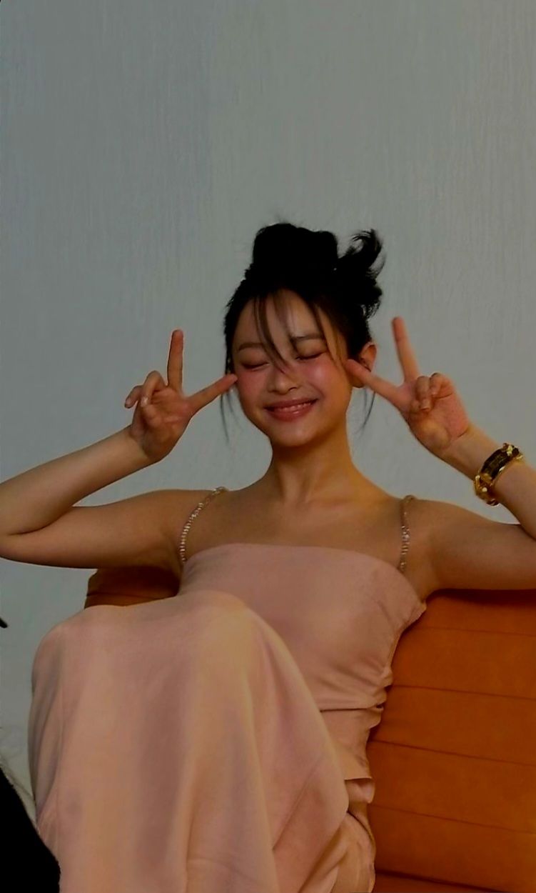 751x1250 HANNI Wallpaper Free Download. High Quality Idol Photo Collection