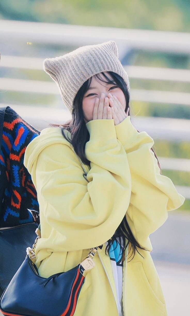 736x1218 HANNI Wallpaper Free Download. High Quality Idol Photo Collection