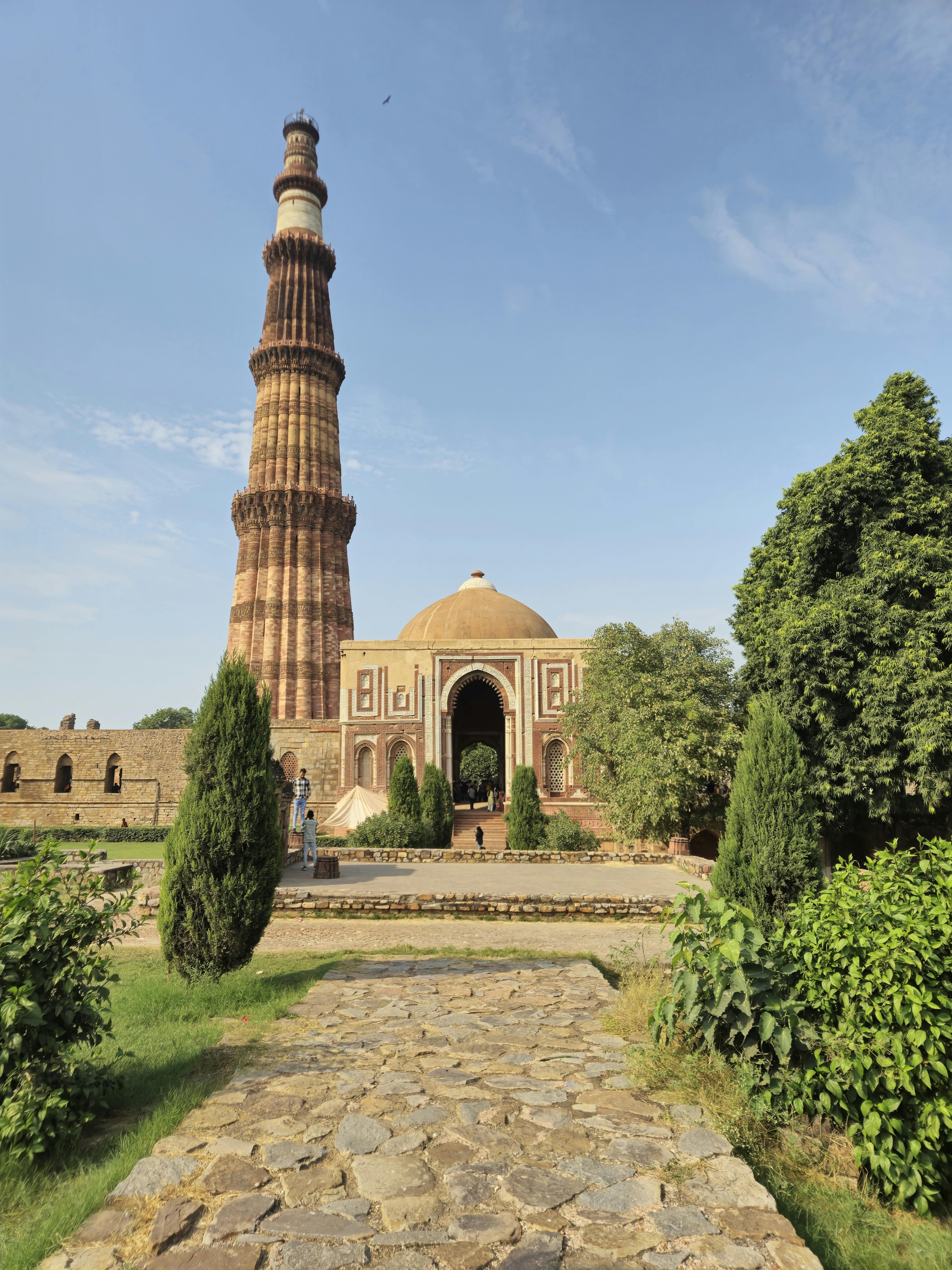 6120x8160 Majestic Qutub Minar and Garden View · Free