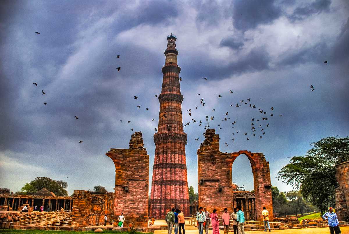 1200x804 Qutub Minar New Delhi Clouds Wallpaper 28423
