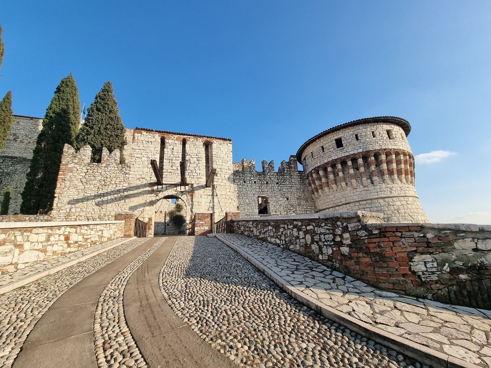 1600x1200 Brescia Castle