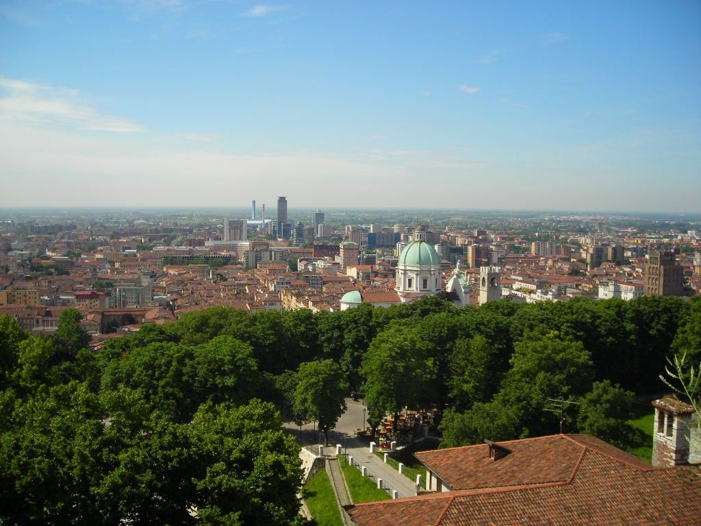 1024x768 Brescia city skyline from the city