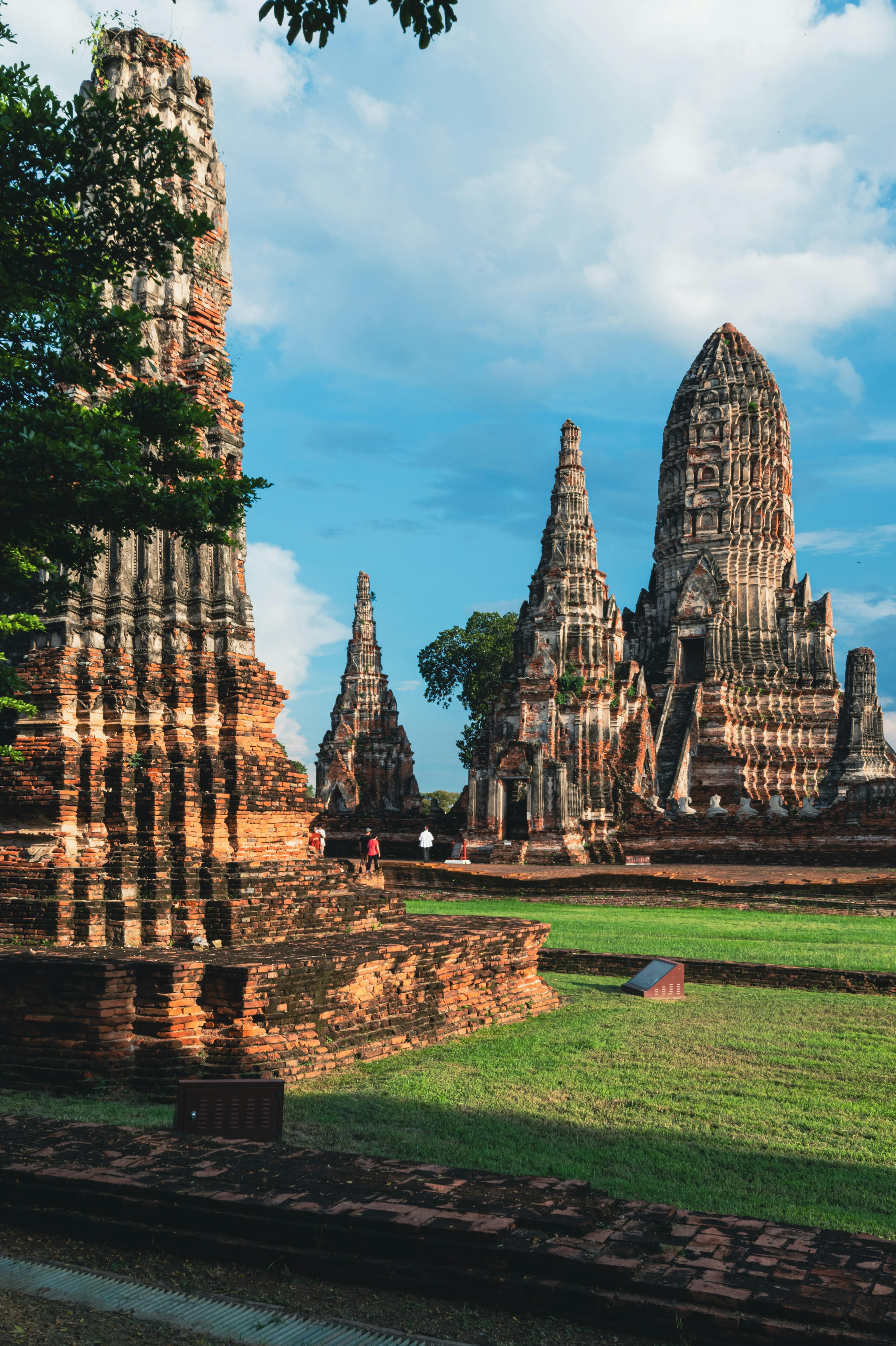3589x5391 Woman with Umbrella at Wat Chaiwatthanaram in Ayutthaya · Free