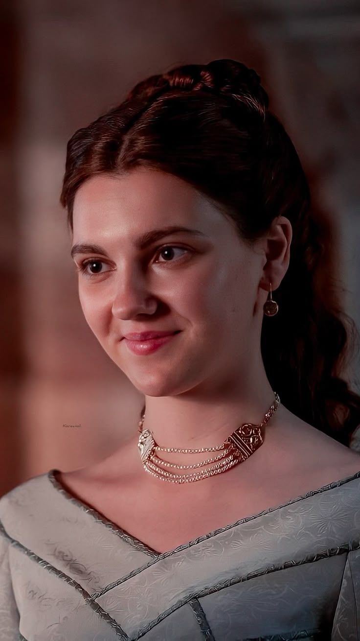 736x1309 Emily carey Alicent Hightower