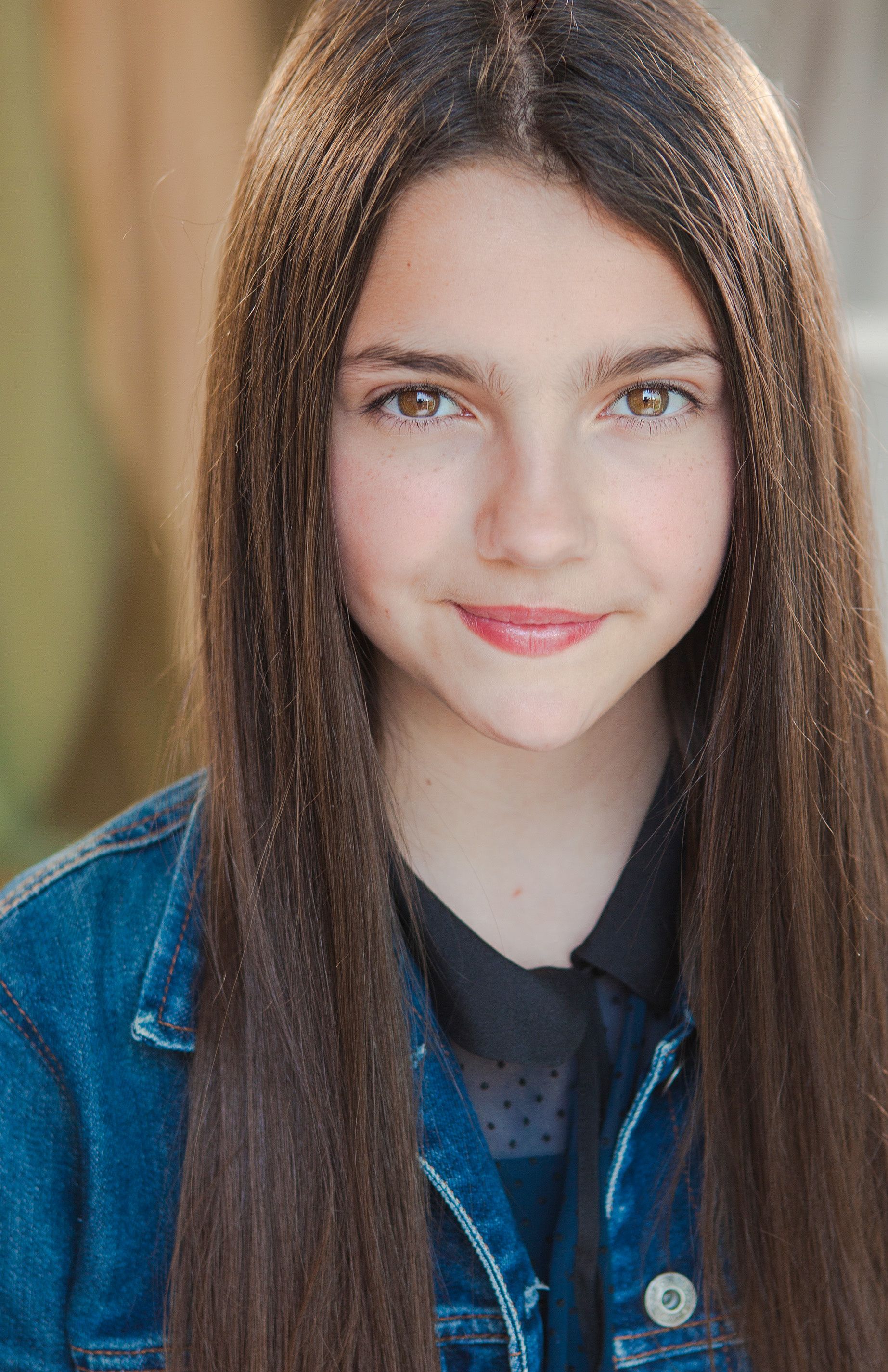 1845x2850 Emily Carey Wallpaper