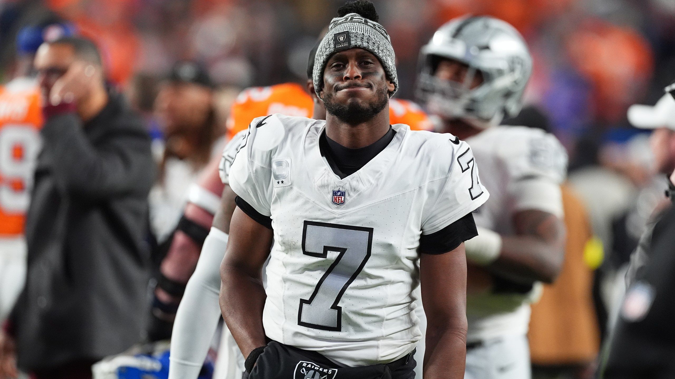 2560x1440 Geno Smith Battered By Relentless Denver Defense In Raiders' 10 7 Loss