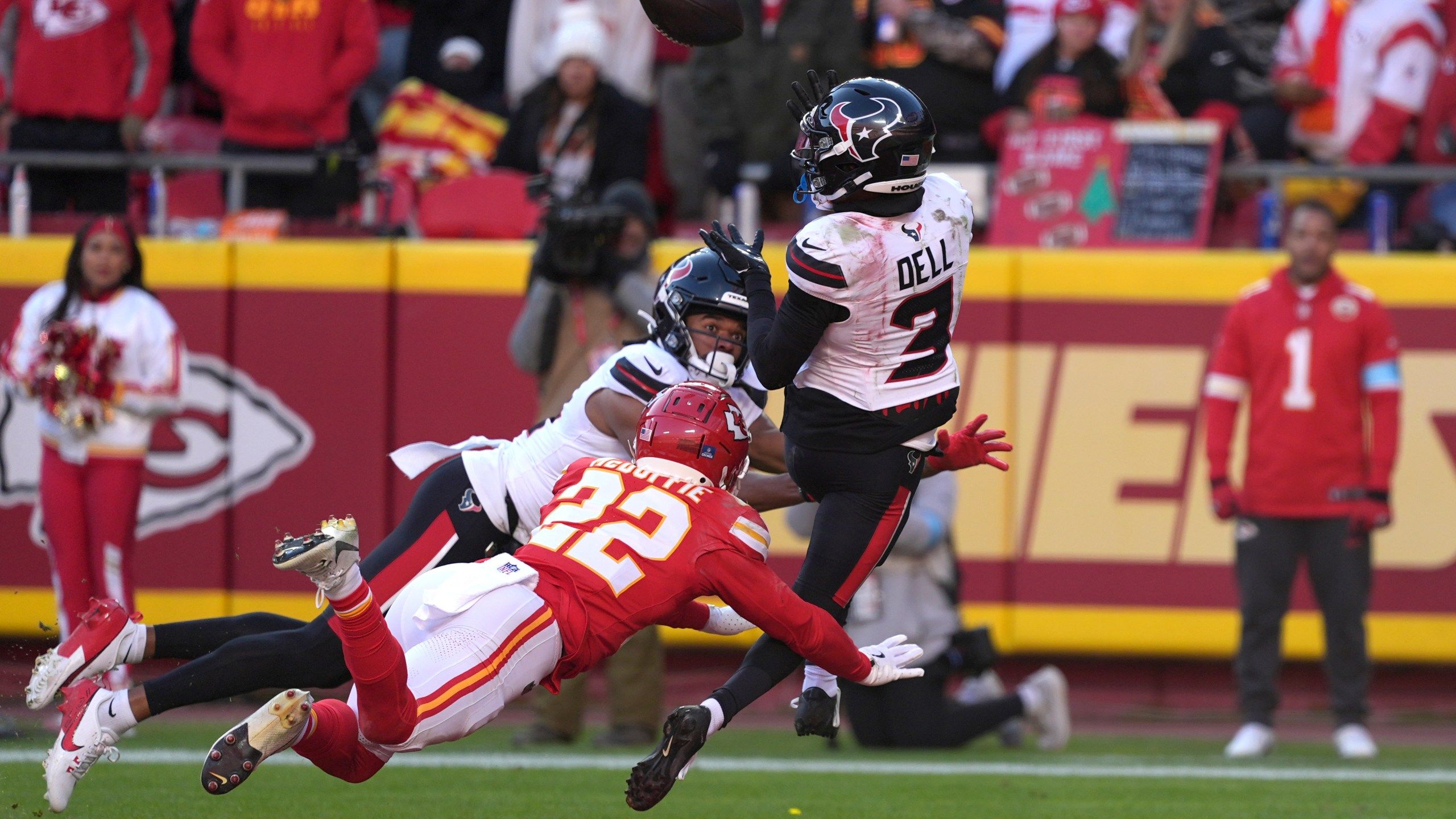 2560x1440 Texans WR Tank Dell hospitalized after severe knee injury on TD catch vs. Chiefs