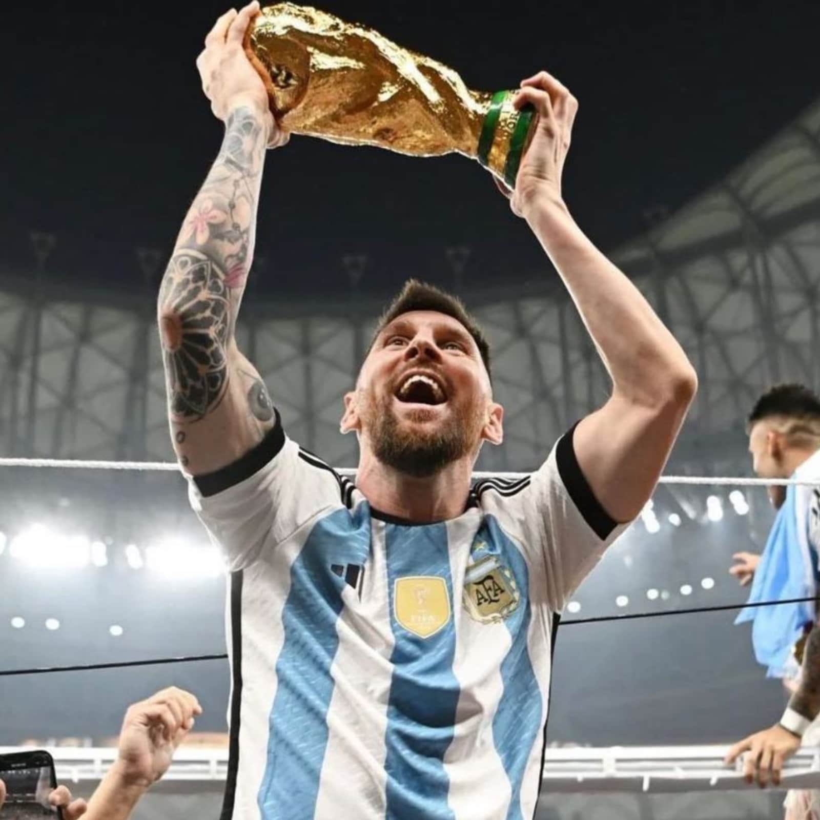 1600x1600 Messi Lifting The World Cup Wallpaper