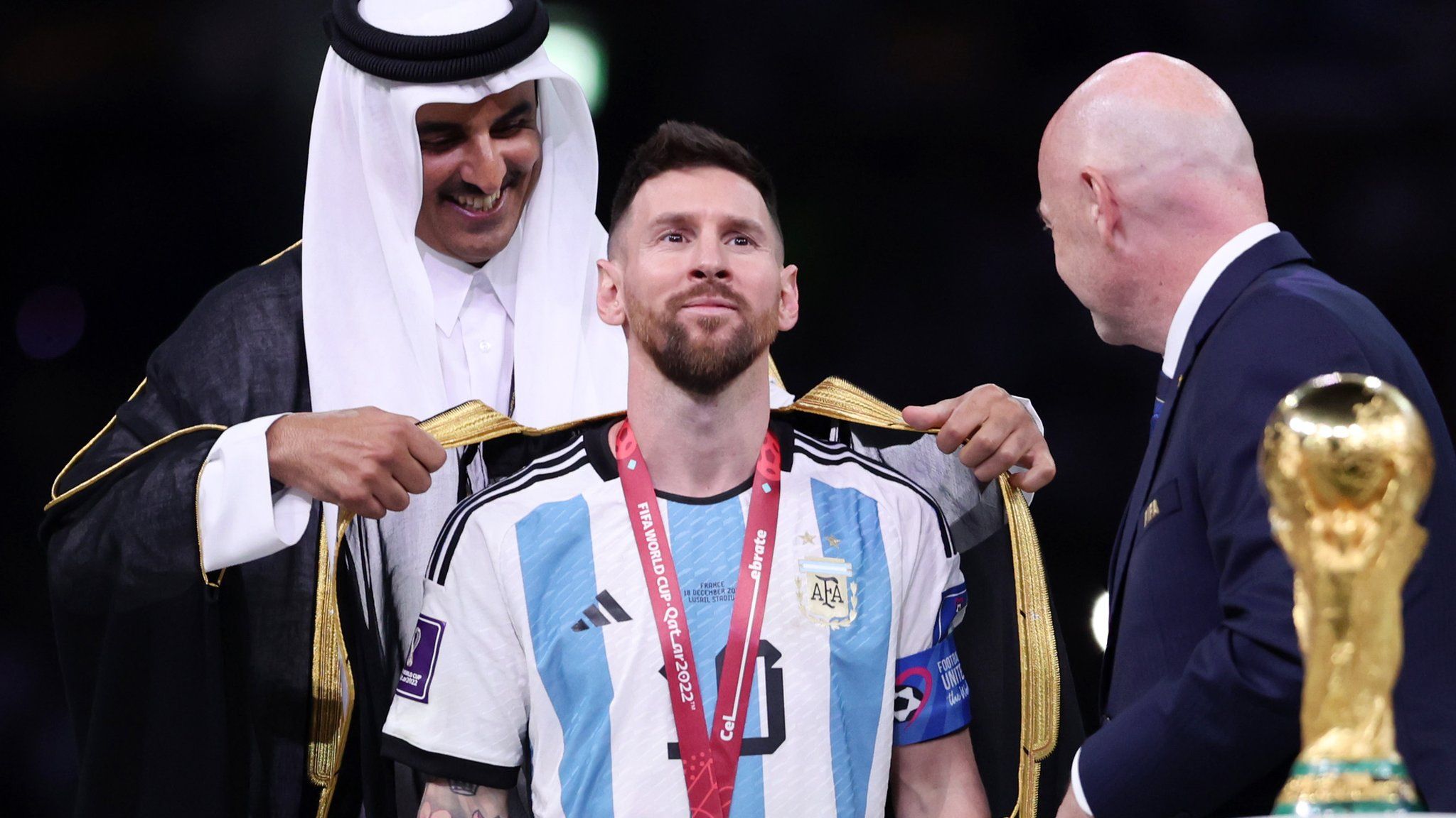 2048x1152 World Cup final: Lionel Messi lifts trophy in bisht Arab robe