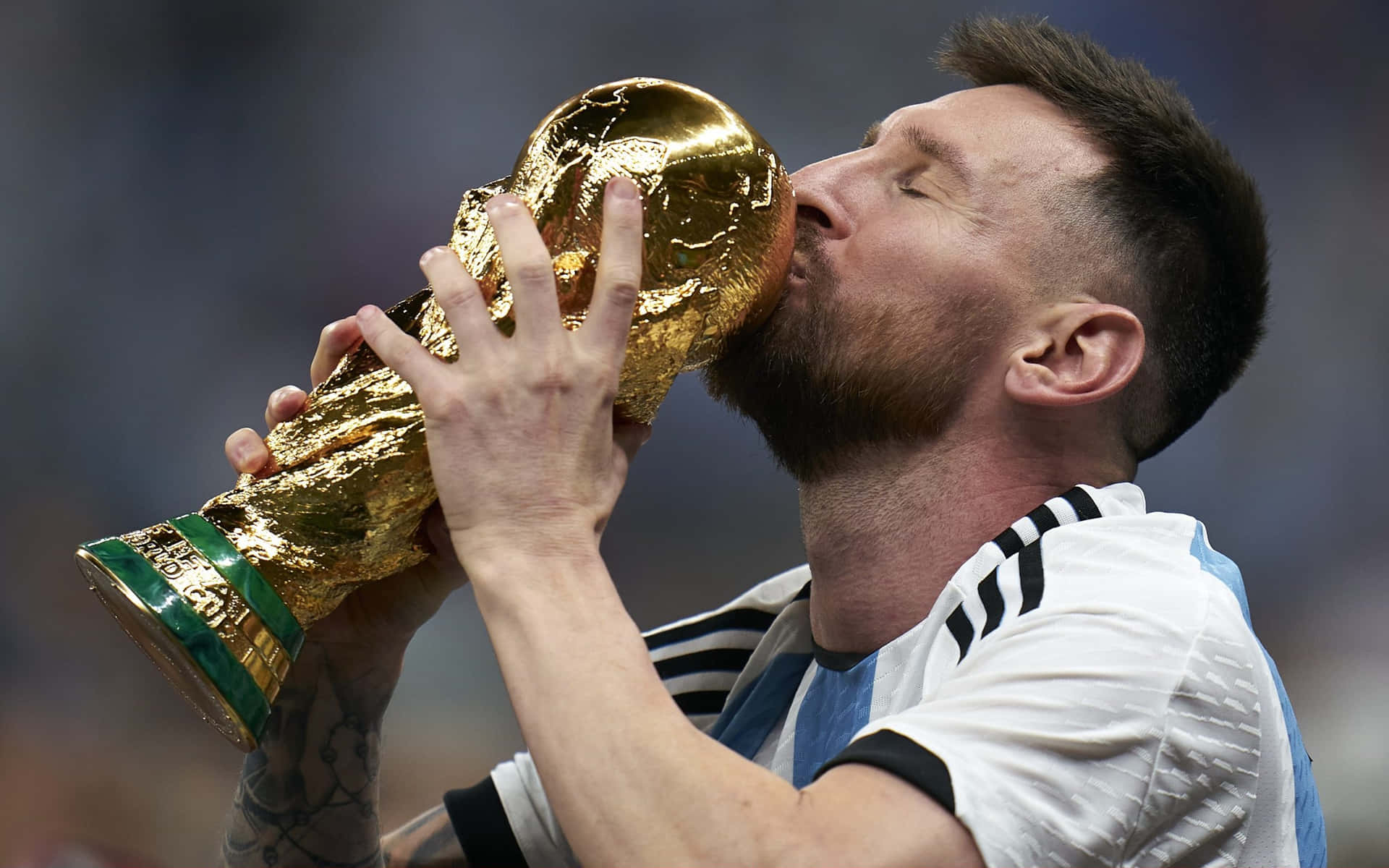1920x1200 Download Lionel Messi Kissing World Cup Trophy Wallpaper