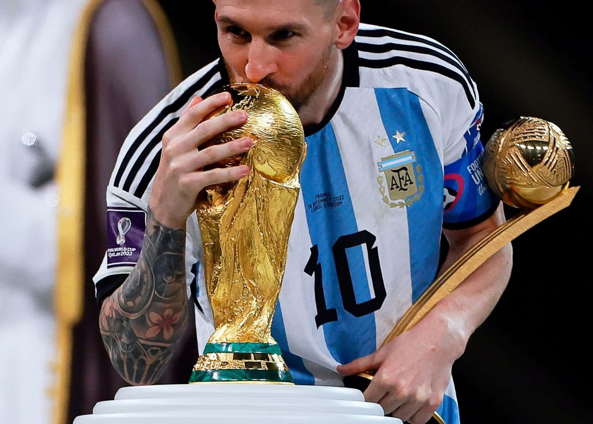 1920x1374 Download Lionel Messi Kissing World Cup Trophy Wallpaper