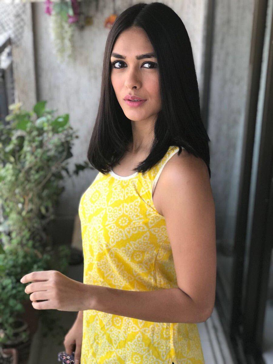 900x1200 Mrunal Thakur Wallpaper