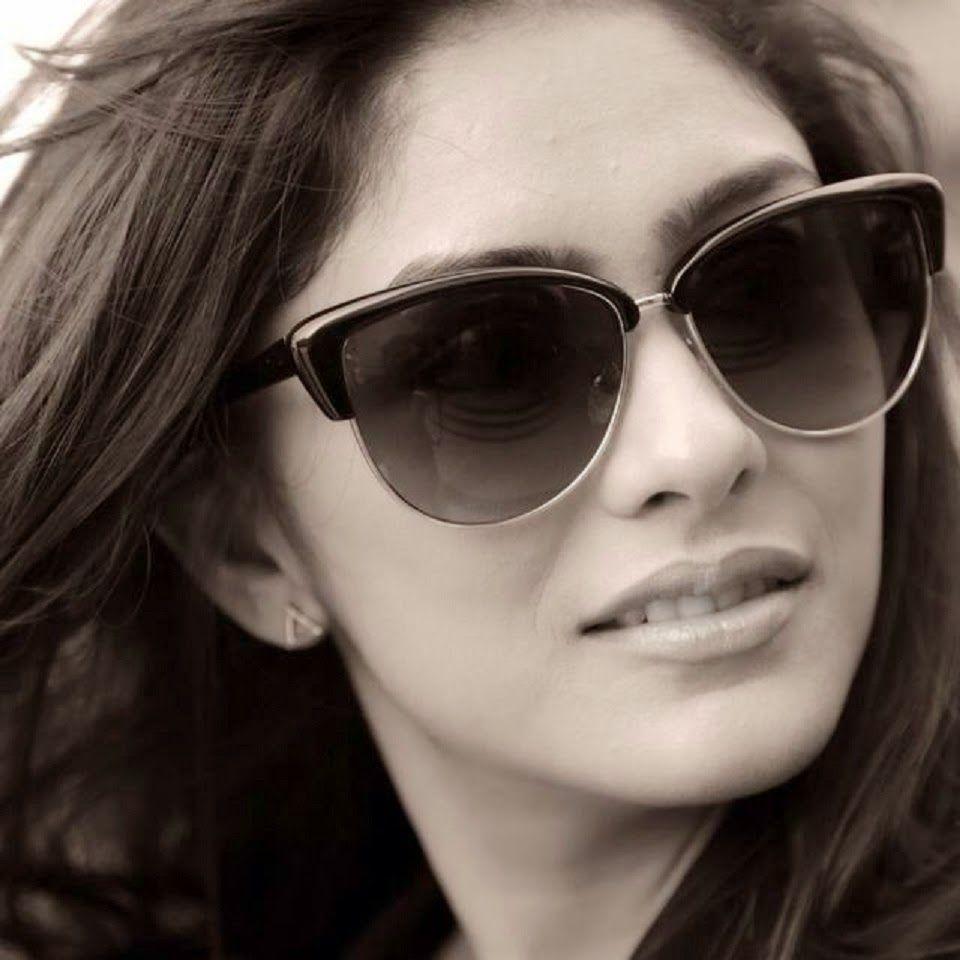 960x960 Mrunal Thakur Beautiful HD Wallpaper Free. Beautiful, Square