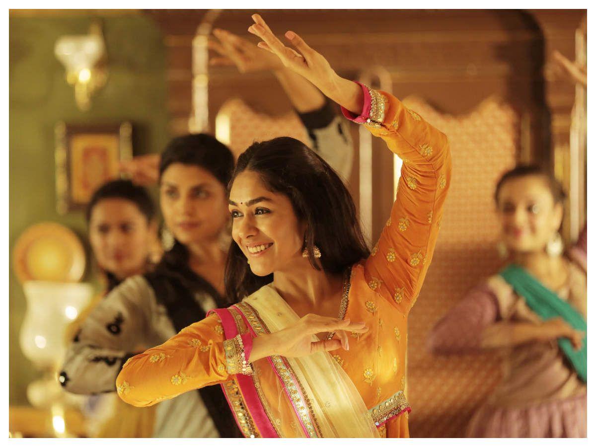 1200x900 Super 30': Mrunal Thakur shares a still from the Hrithik Roshan