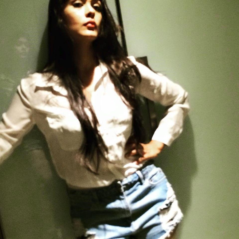 960x960 gold wallpaper: Mrunal Thakur picture and Wallpaper
