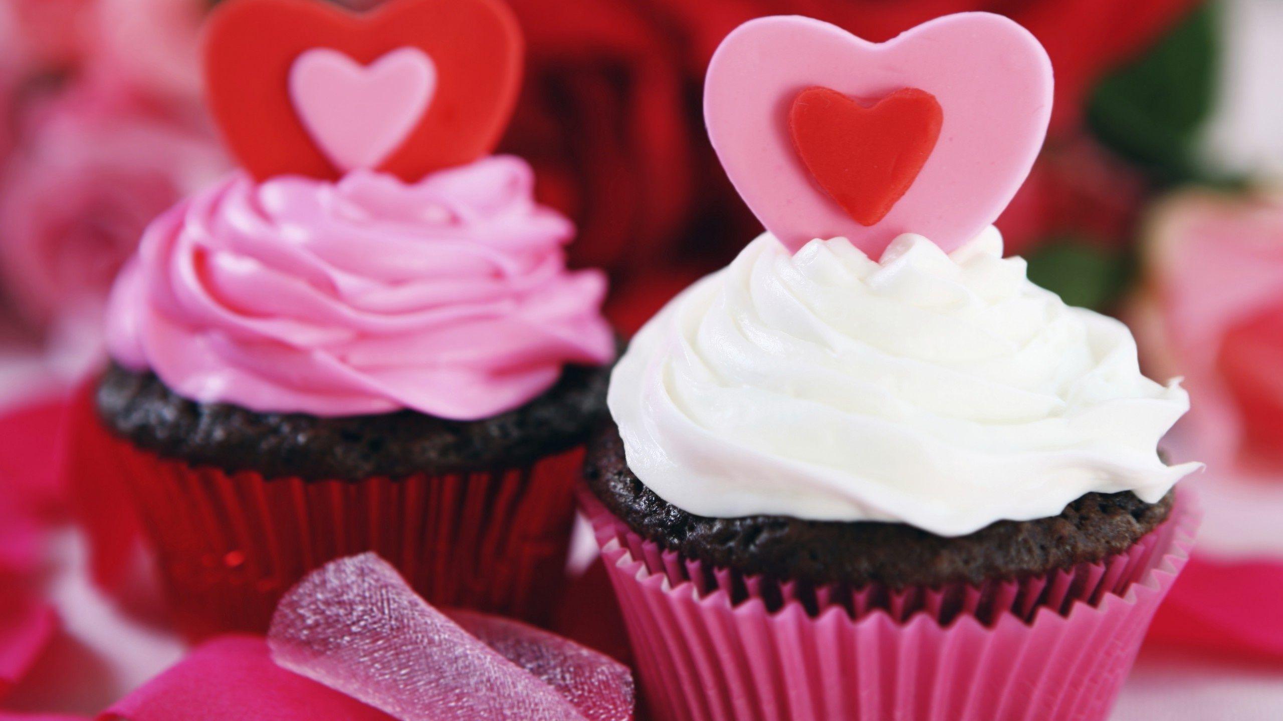 2560x1440 Pink cupcakes Wallpaper