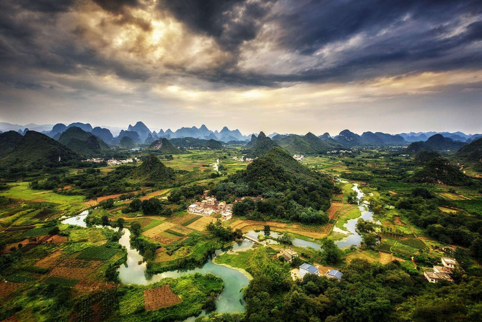 1600x1067 Guilin: Into the Scroll