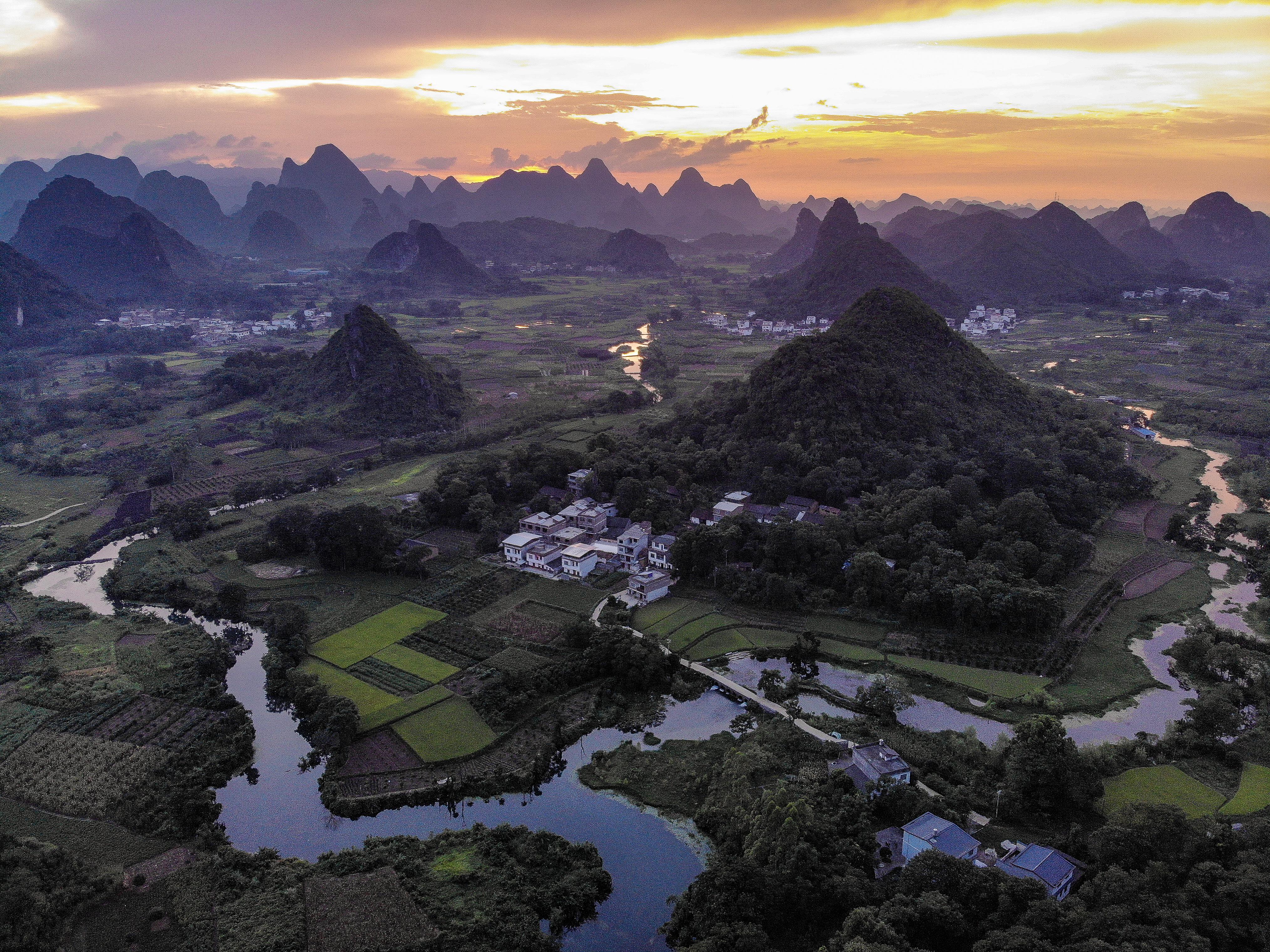 4056x3040 Guilin area of China has to have some the best sunsets I've seen in a while!