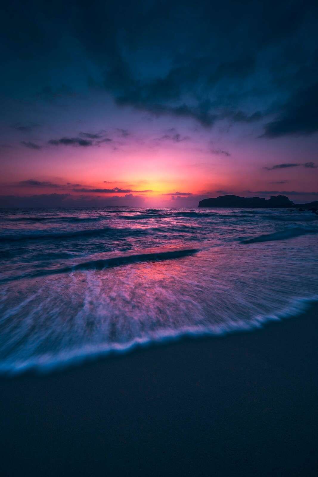 1067x1600 Wall Mural glow on purple coast