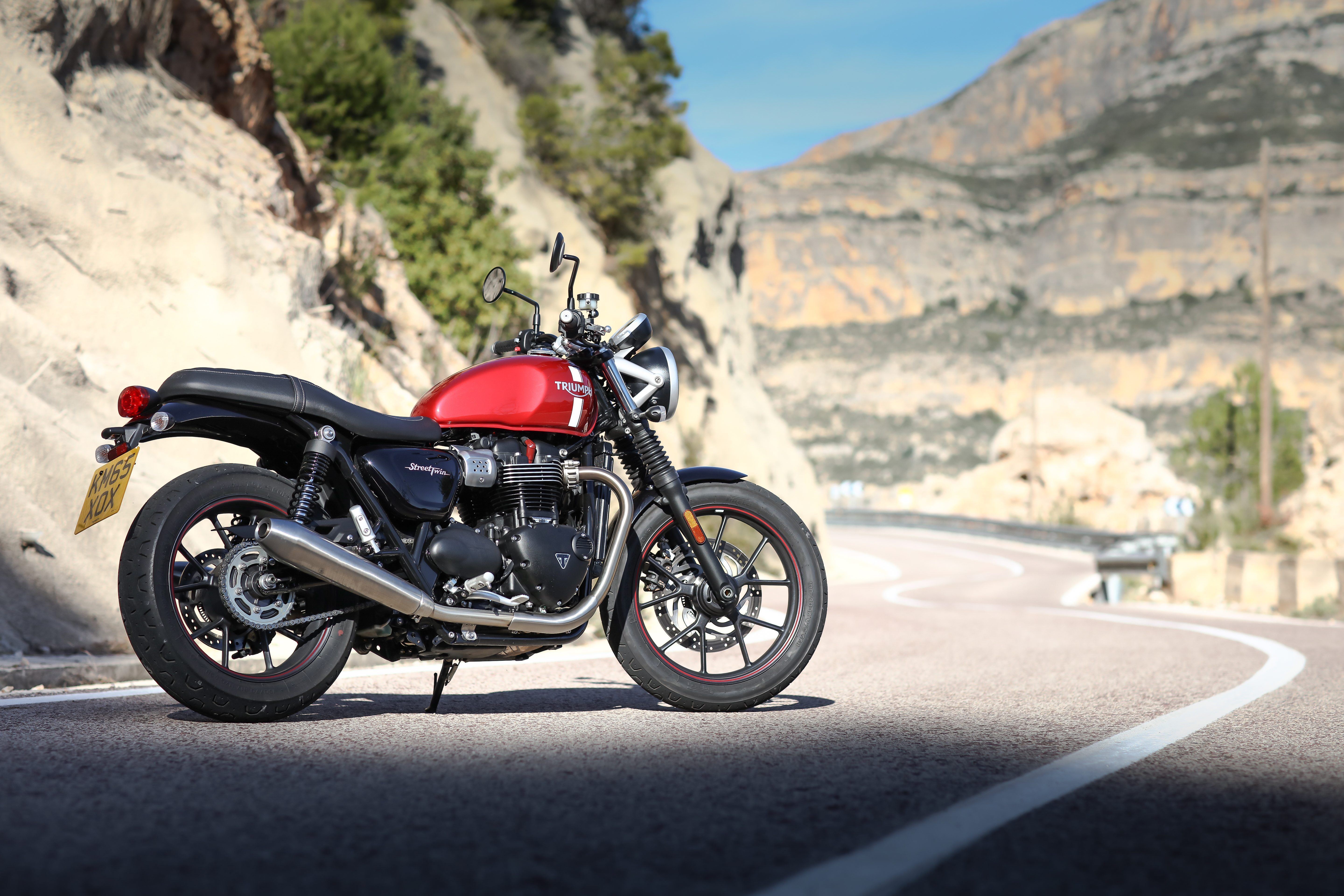5760x3840 Triumph Street Twin Wallpaper