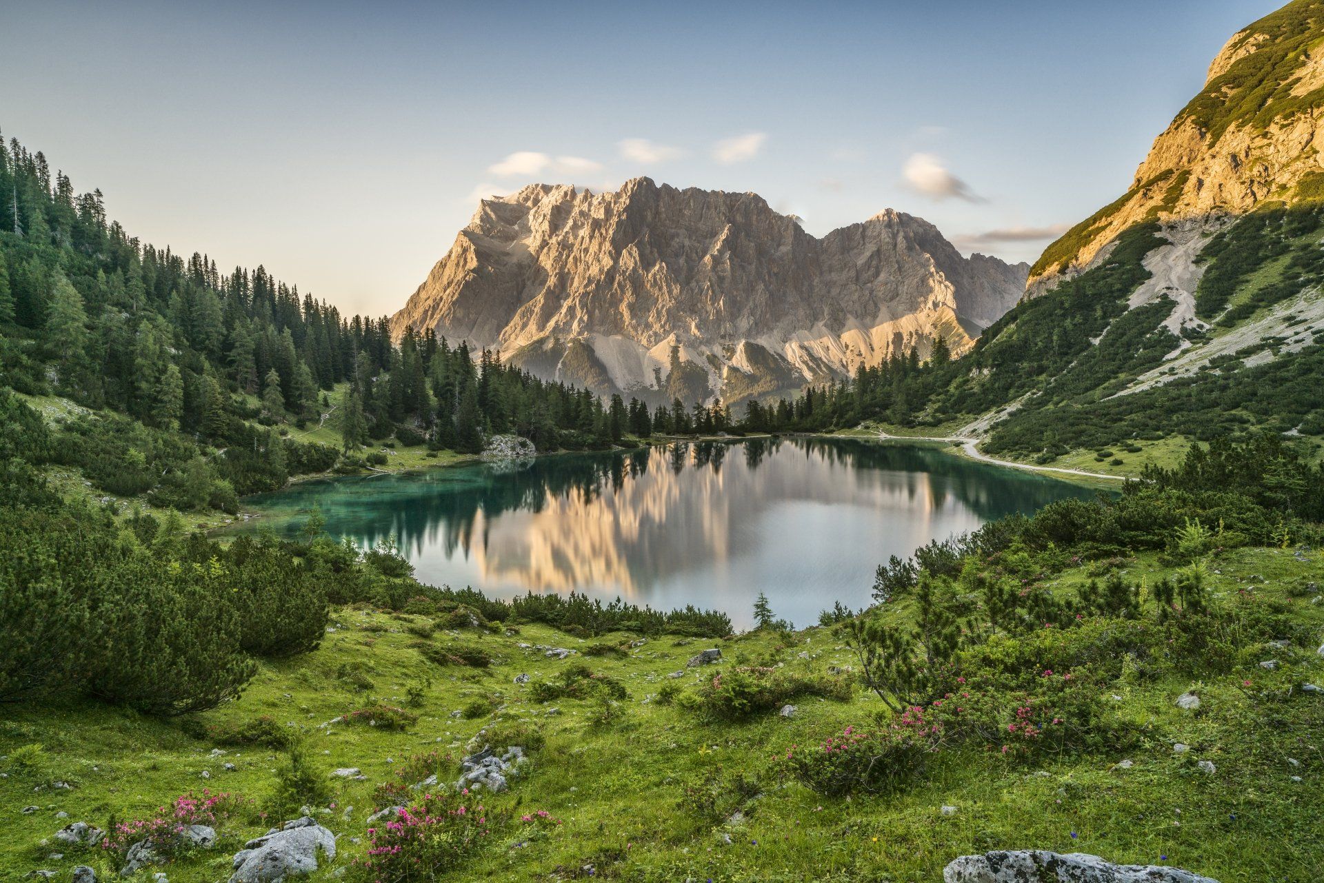 1920x1281 Majestic Austrian Alps: 4K Ultra HD Lake & Mountain Landscape Wallpaper
